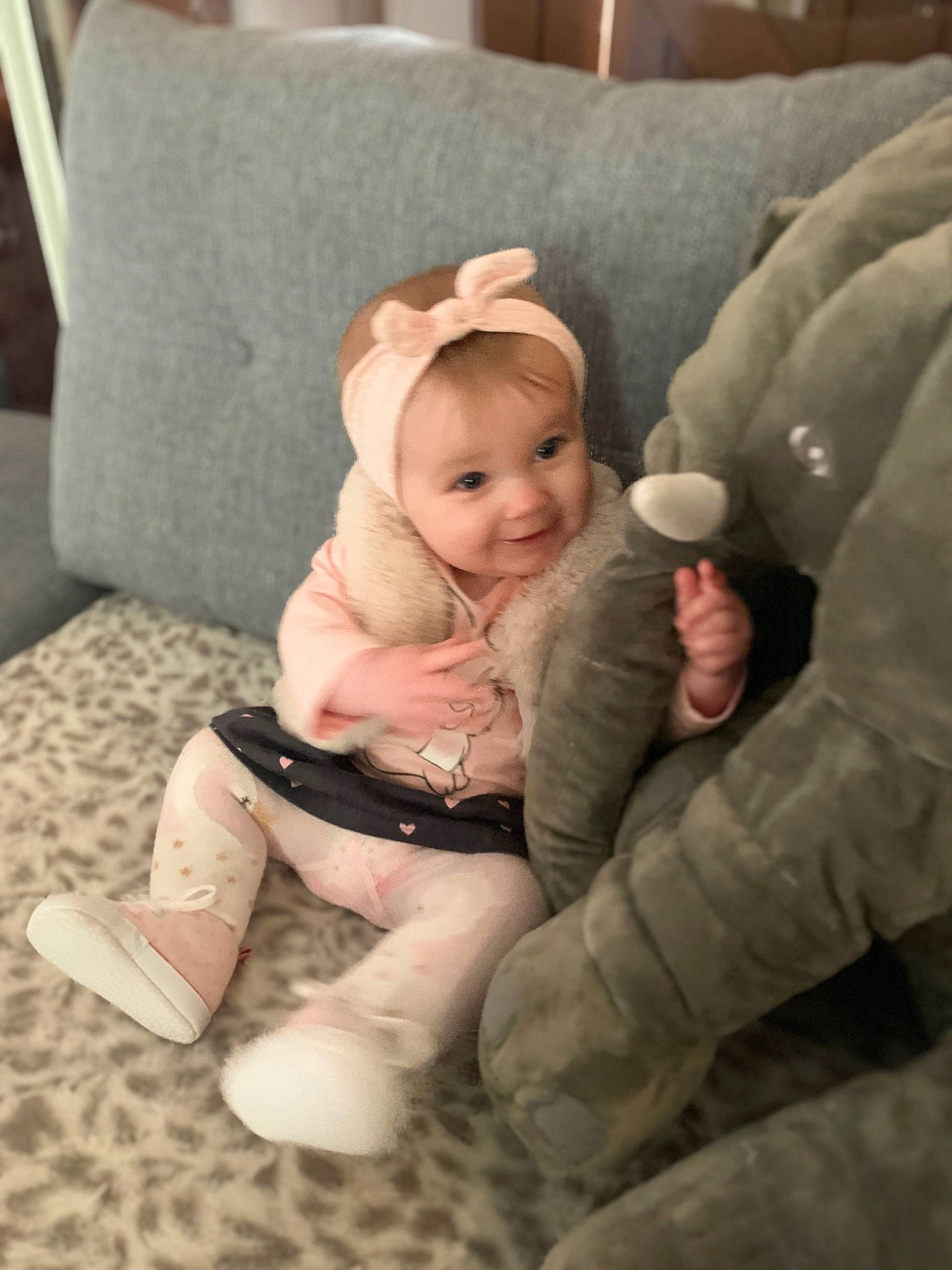 Lyana a rejoint le concours — aidez-le/la à gagner de superbes lots ! arm, baby, baby_toddler_clothing, cheek, child, comfort, couch, finger, gesture, iris, knee, leg, mammal, person, skin, smile, sock, thigh, thumb, toddler