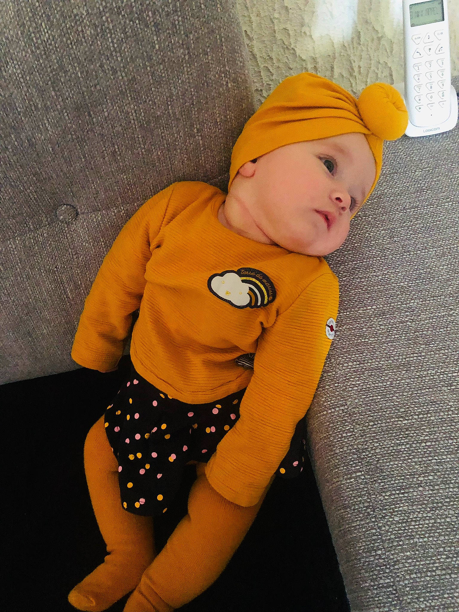 Lyana a rejoint le concours — aidez-le/la à gagner de superbes lots ! baby, baby_toddler_clothing, cap, child, comfort, hat, headgear, human_body, human_leg, knee, outerwear, pattern, person, personal_protective_equipment, sitting, sleeve, sportswear, t_shirt, thigh, toddler