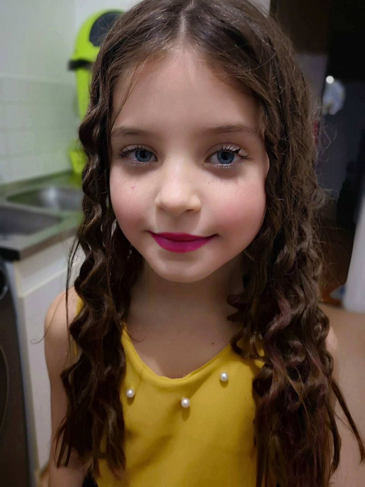 Chéryl participe au concours pour gagner de l'argent avec cette photo : beauty, black_hair, blond, brown_hair, cheek, child_model, chin, eyebrow, face, forehead, hair, hair_coloring, hairstyle, jaw, layered_hair, lip, long_hair, nose, person, ringlet