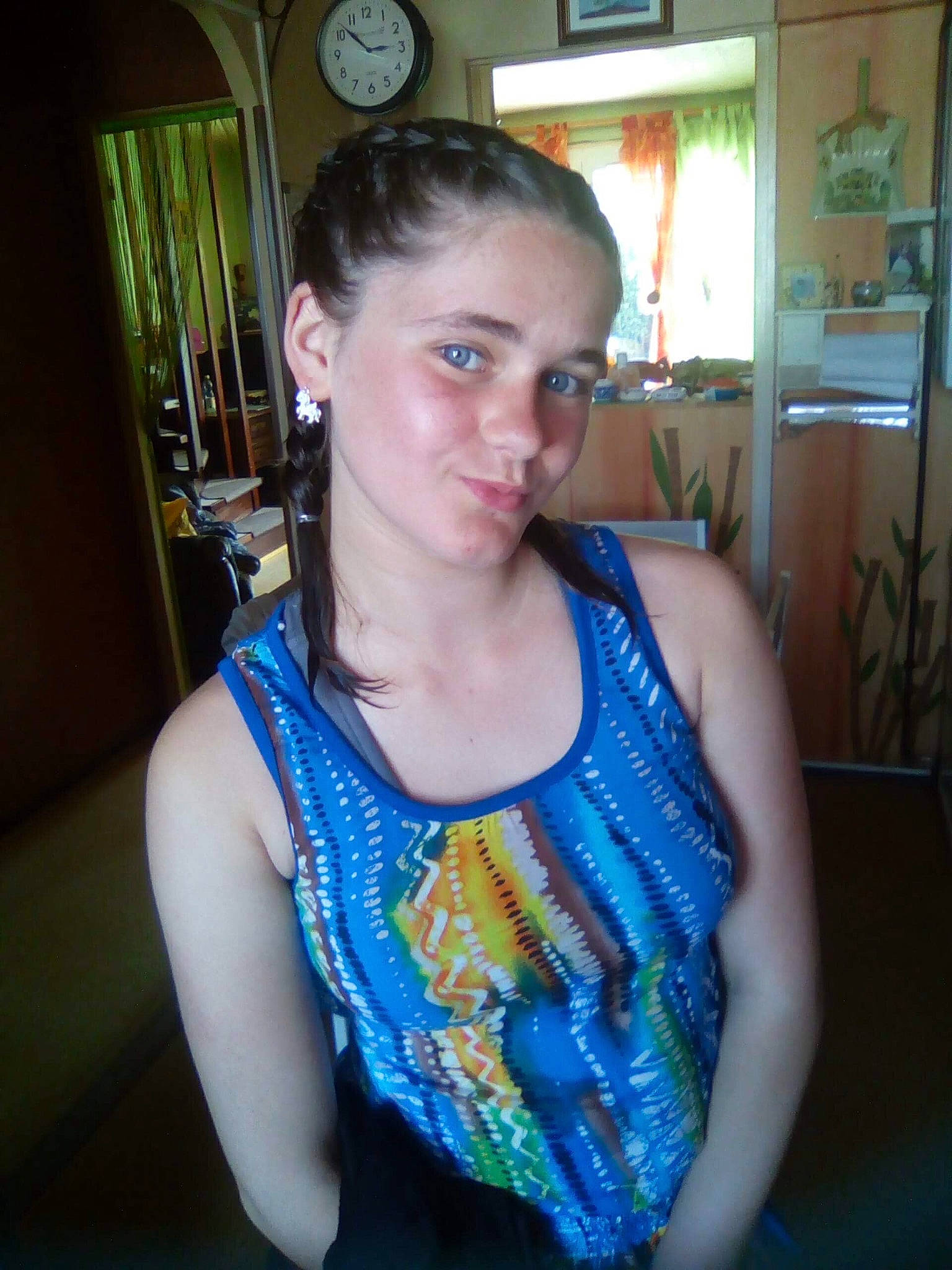 Stef a rejoint le concours — aidez-le/la à gagner de superbes lots ! black_hair, chest, electric_blue, hair, hairstyle, long_hair, neck, person, shoulder, sleeveless_shirt, t_shirt, top, vacation