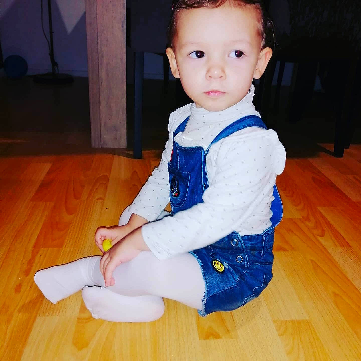 Eden a rejoint le concours — aidez-le/la à gagner de superbes lots ! arm, baby, beauty, blue, cheek, child, child_model, eye, floor, flooring, footwear, leg, outerwear, person, shoe, sitting, skin, smile, standing, toddler