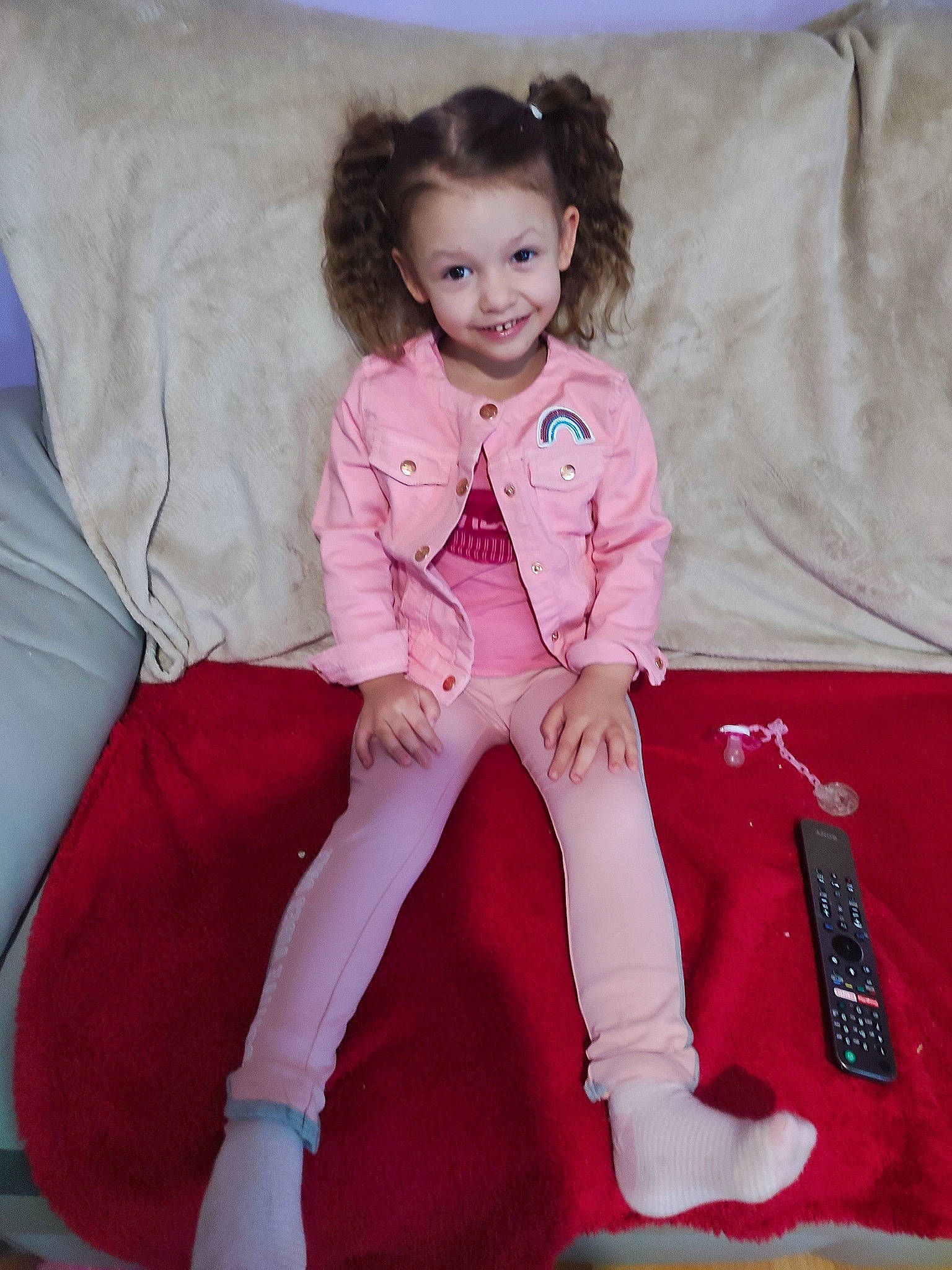 Eden a rejoint le concours — aidez-le/la à gagner de superbes lots ! baby_toddler_clothing, cheek, comfort, eye, face, facial_expression, hair, hairstyle, happy, head, joy, knee, leg, person, pink, purple, skin, sleeve, smile, textile