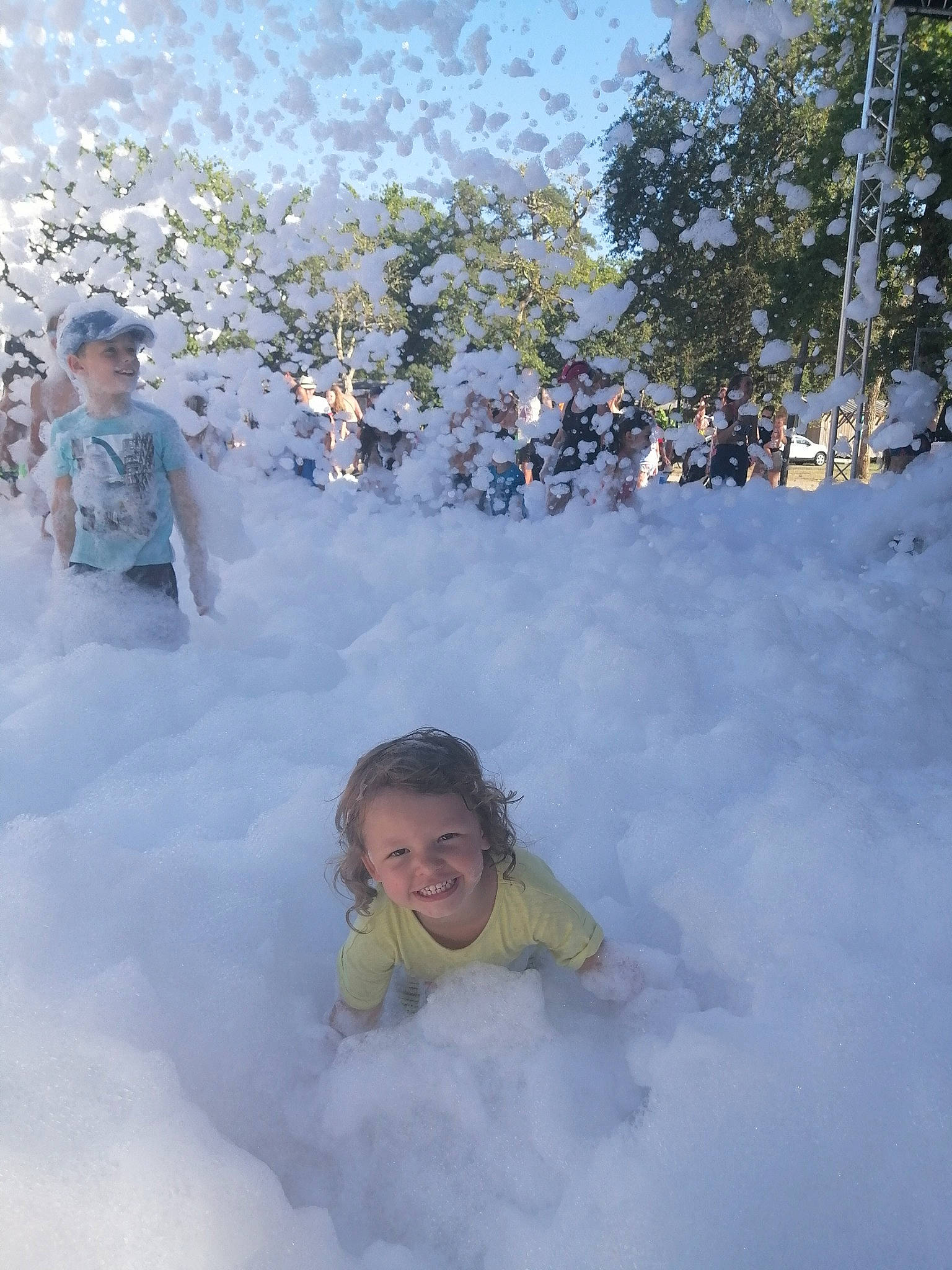 Eden participe au concours pour gagner de l'argent avec cette photo : blizzard, child, freezing, frost, fun, geological_phenomenon, headwear, ice, joy, leisure, person, photography, playing_in_the_snow, recreation, sky, snow, tree, vacation, winter