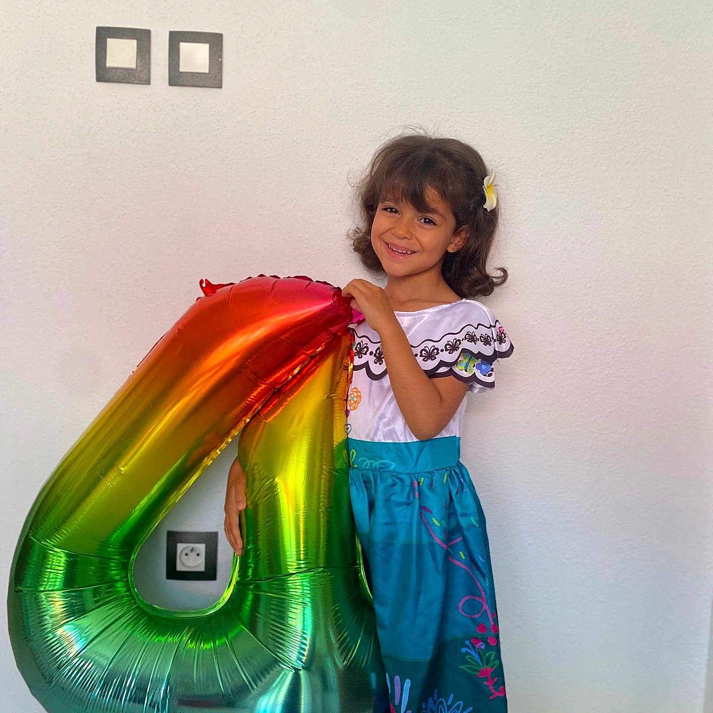 Giuliana a rejoint le concours — aidez-le/la à gagner de superbes lots ! blouse, child, clothing, costume, face, female, girl, hair, head, number, pants, person, photography, portrait, purple, silk, skirt, sleeve, symbol, text