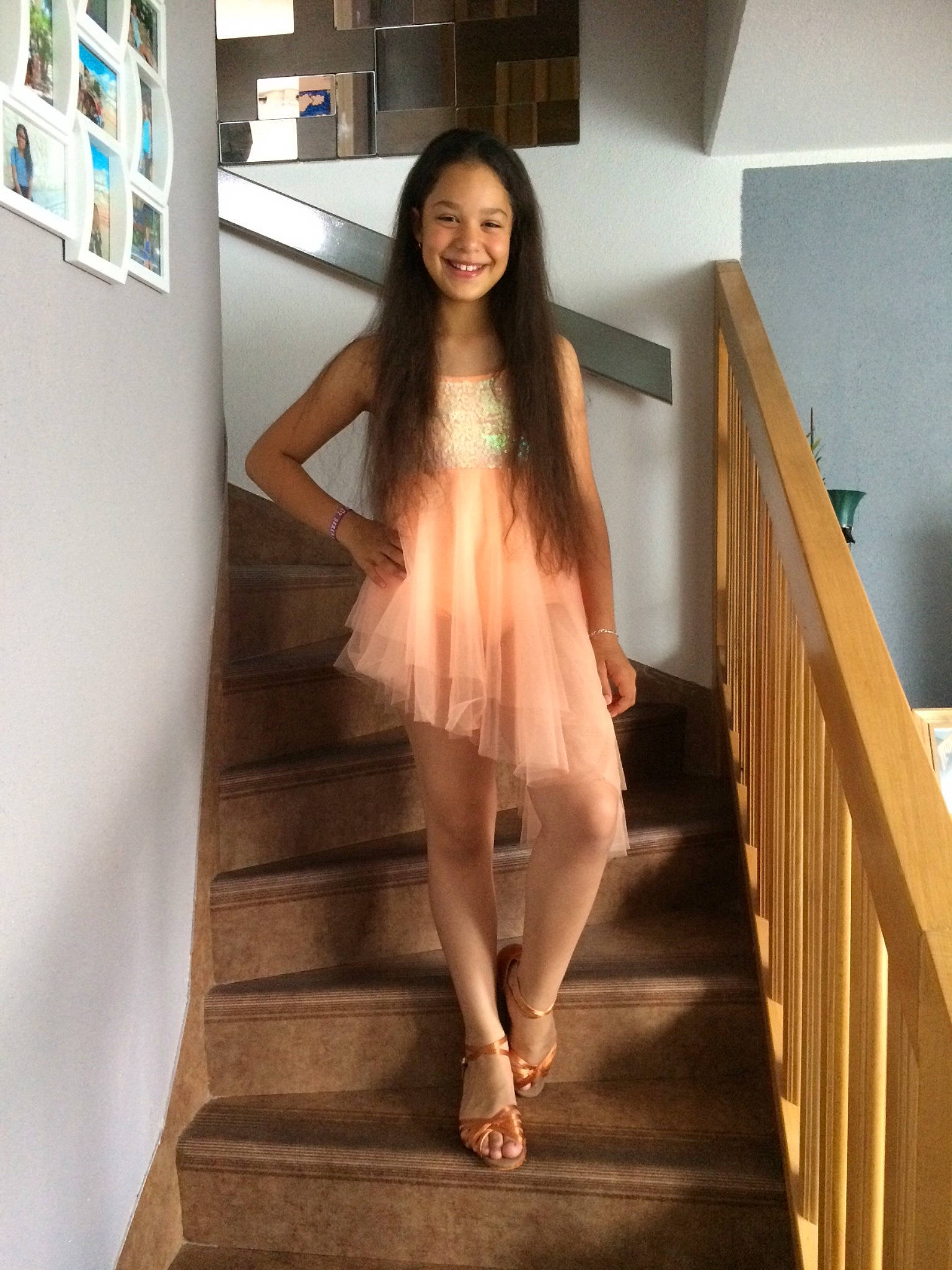 Serena a rejoint le concours — aidez-le/la à gagner de superbes lots ! beauty, black_hair, brown_hair, dress, gravure_idol, hair, hairstyle, human_leg, japanese_idol, joy, leg, long_hair, person, photo_shoot, photography, shoulder, stairs, thigh, trunk