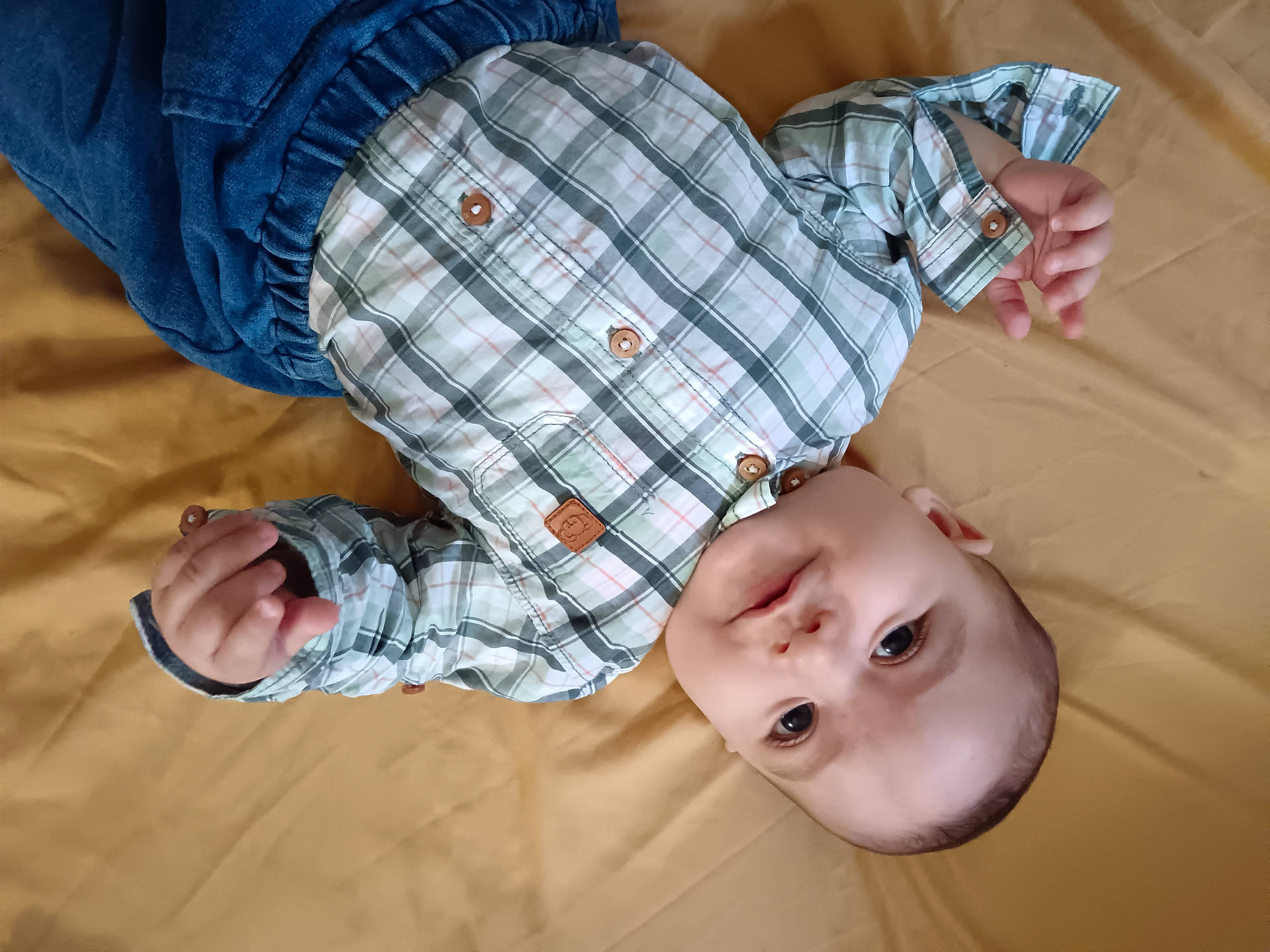 Liyo a rejoint le concours — aidez-le/la à gagner de superbes lots ! baby, bodypart, clothing, face, finger, hand, happy, hardwood, hat, head, longsleeve, newborn, pants, person, photography, portrait, shirt, sleeve, smile, wood