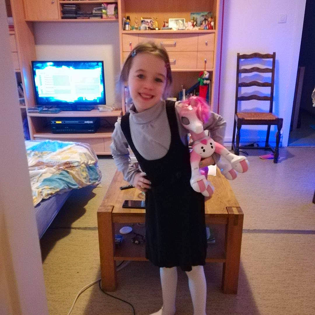 Shana a rejoint le concours — aidez-le/la à gagner de superbes lots ! child, costume, ear, electronic_device, human_body, joint, joy, leg, outerwear, person, selfie, shoe, shoulder