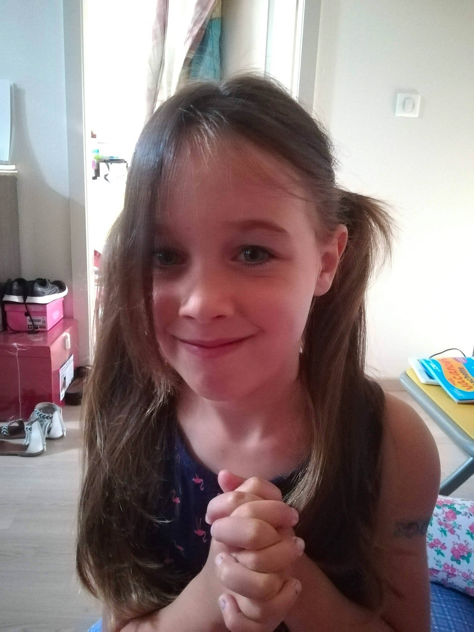 Shana a rejoint le concours — aidez-le/la à gagner de superbes lots ! brown_hair, child, face, finger, gesture, hair, jaw, joy, lip, long_hair, neck, nose, person, pigtail, smile, thumb, tooth