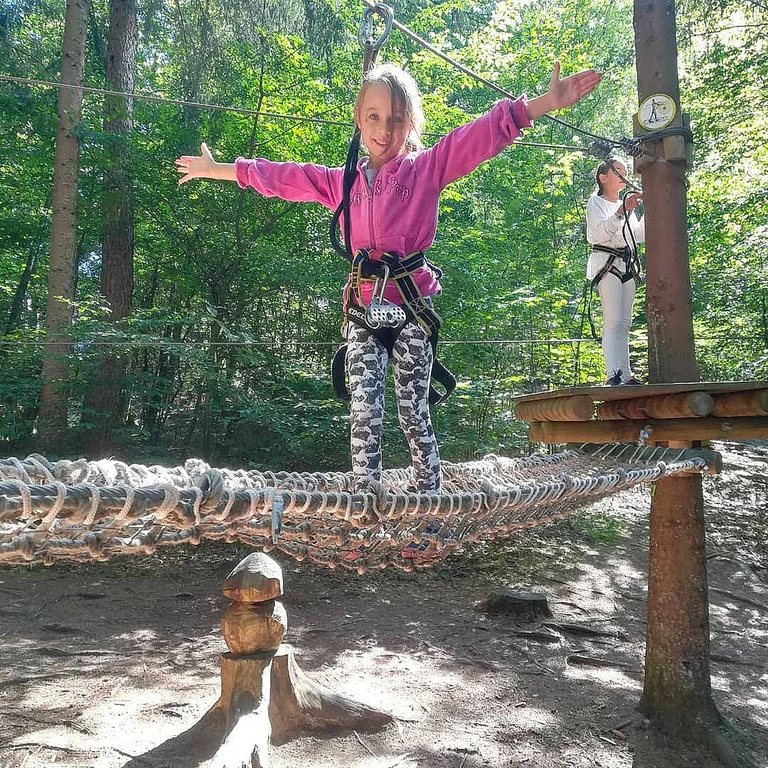 Shana participe au concours pour gagner de l'argent avec cette photo : fun, joy, leisure, person, recreation, style, tree, vacation