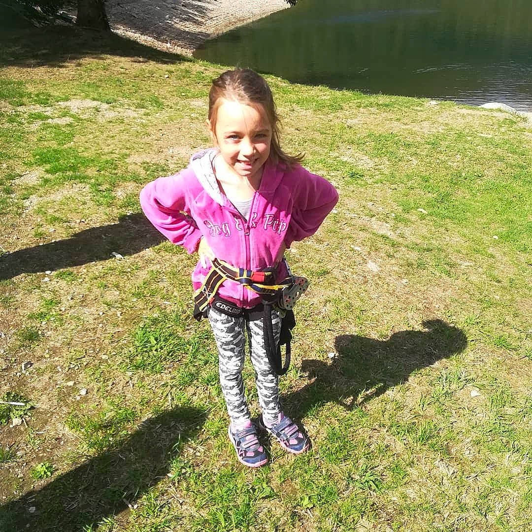 Shana a rejoint le concours — aidez-le/la à gagner de superbes lots ! child, grass, happy, joy, person, plant, play, shoe, smile