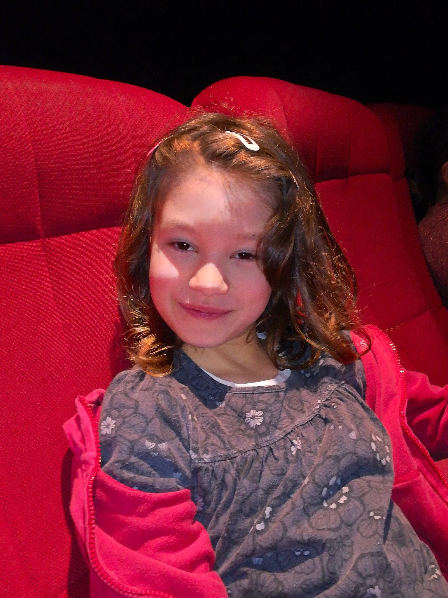 Cloé a rejoint le concours — aidez-le/la à gagner de superbes lots ! blond, brown_hair, child, fun, hair, hairstyle, joy, lady, long_hair, person, pink, smile