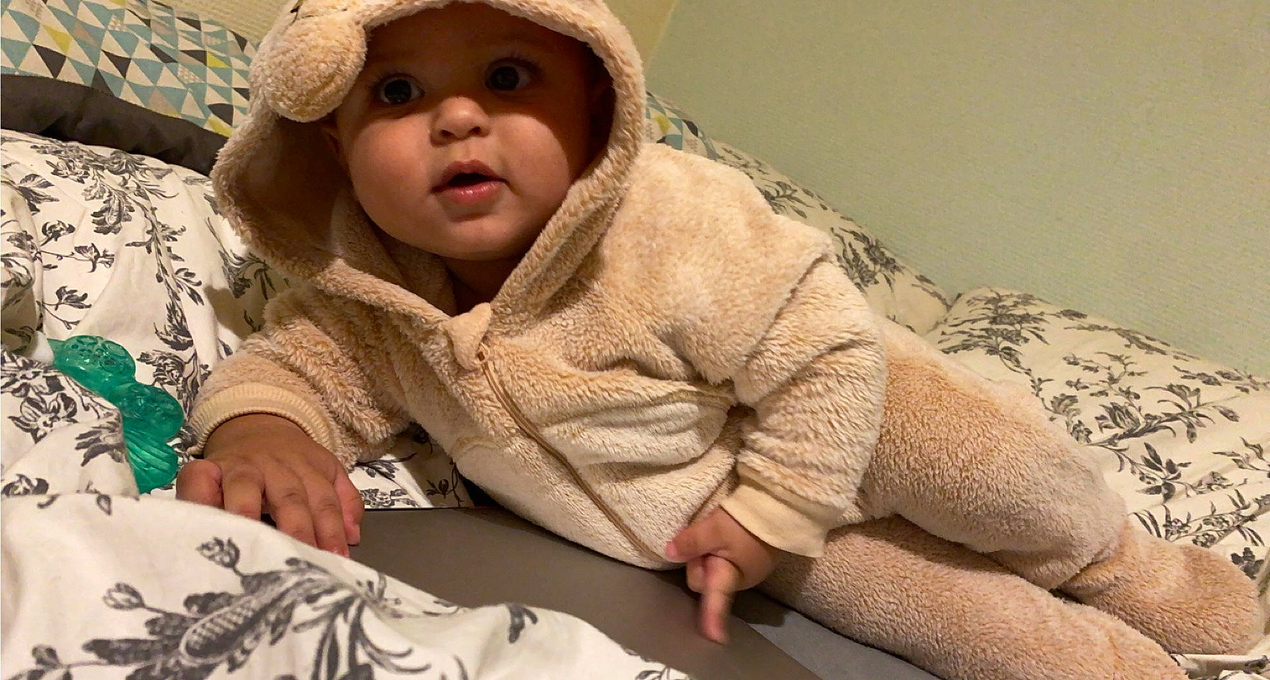 Amir a rejoint le concours — aidez-le/la à gagner de superbes lots ! baby, baby_toddler_clothing, beige, cheek, child, comfort, headwear, linens, person, skin, sleeve, sweater, textile, toddler, wool, woolen