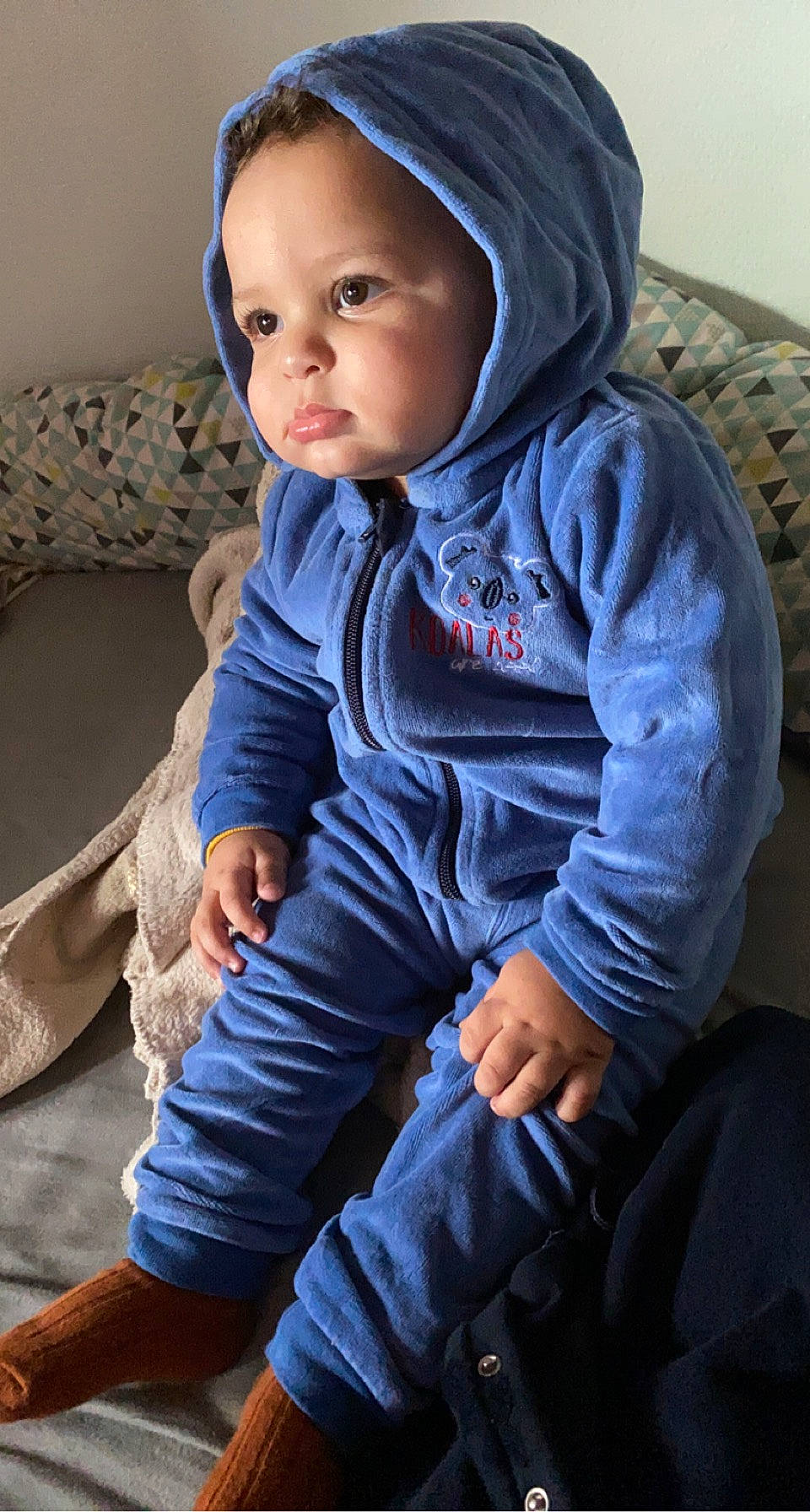 Amir a rejoint le concours — aidez-le/la à gagner de superbes lots ! baby, baby_toddler_clothing, bonnet, comfort, couch, denim, hood, hoodie, lap, living_room, nose, person, sitting, sleeve, slipcover, sock, sofa_bed, toddler