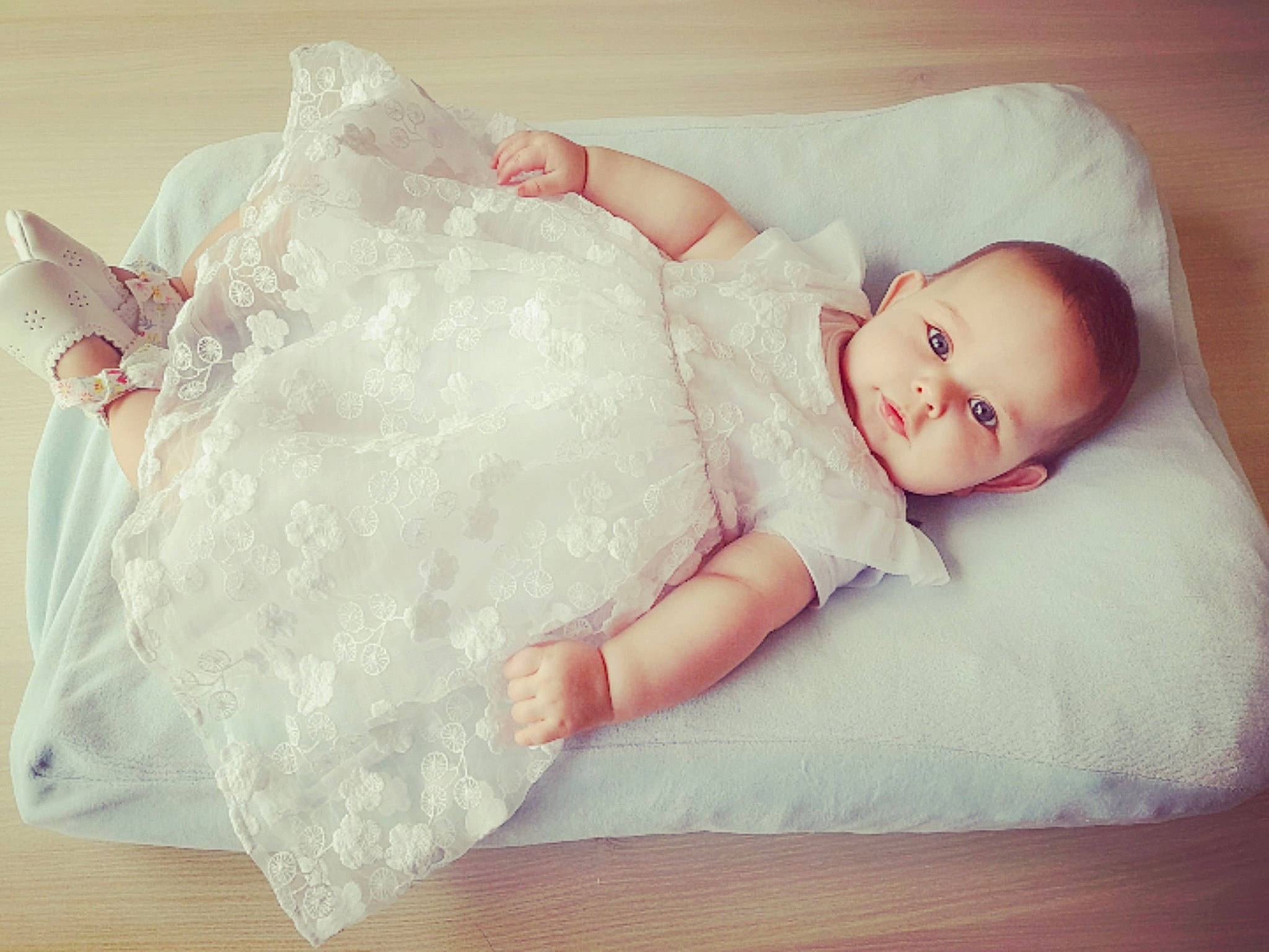 Diana a rejoint le concours — aidez-le/la à gagner de superbes lots ! baby, baby_toddler_clothing, comfort, dress, embellishment, eye, finger, flash_photography, hand, happy, head, headband, headgear, human_body, iris, person, sitting, skin, sleeve, toddler