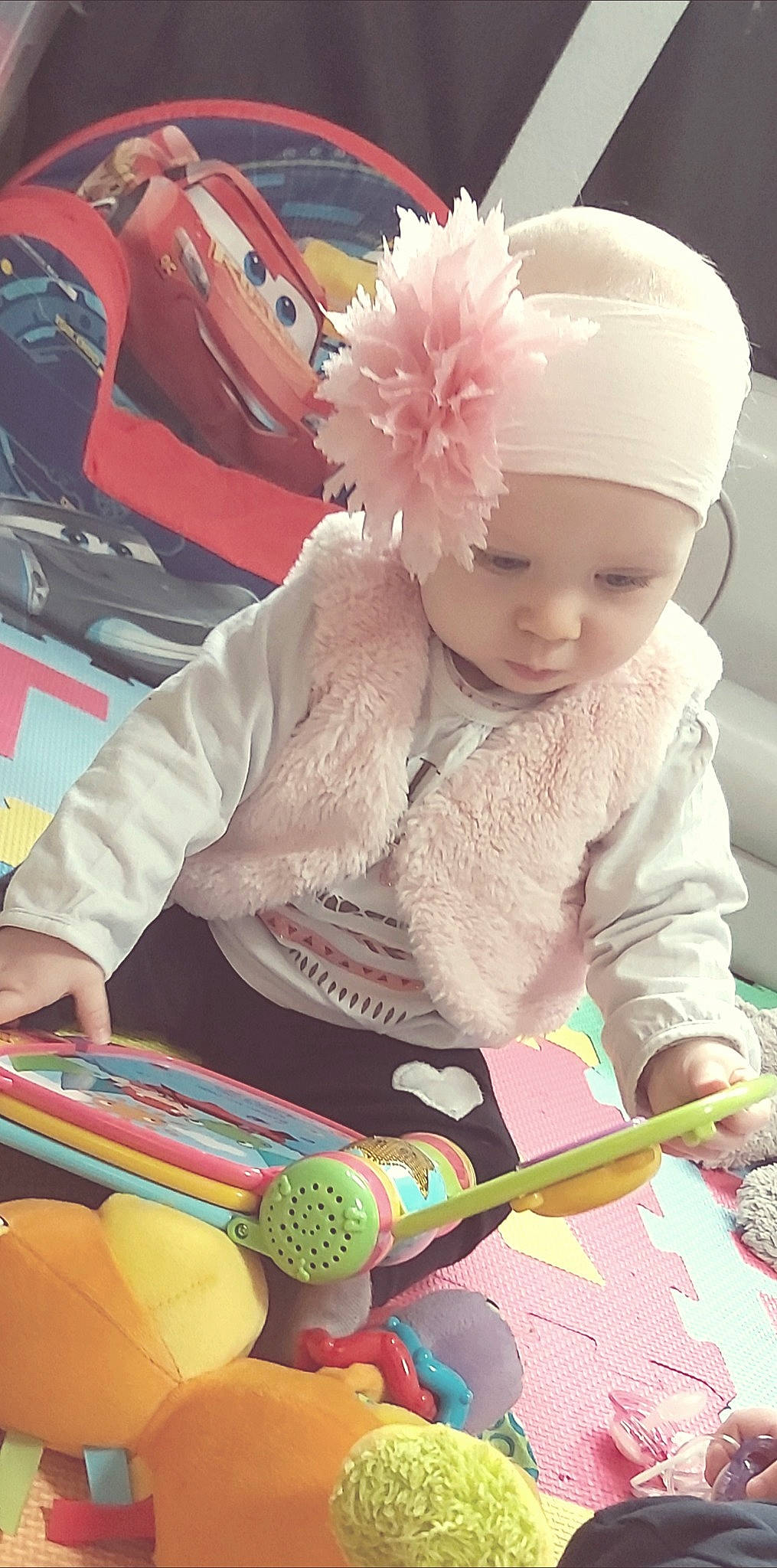 Mary-lou participe au concours pour gagner de l'argent avec cette photo : baby, baby_toddler_clothing, cap, child, fashion_accessory, flower, fun, hat, headband, headwear, magenta, pattern, person, petal, pink, play, recreation, room, sitting, snapshot