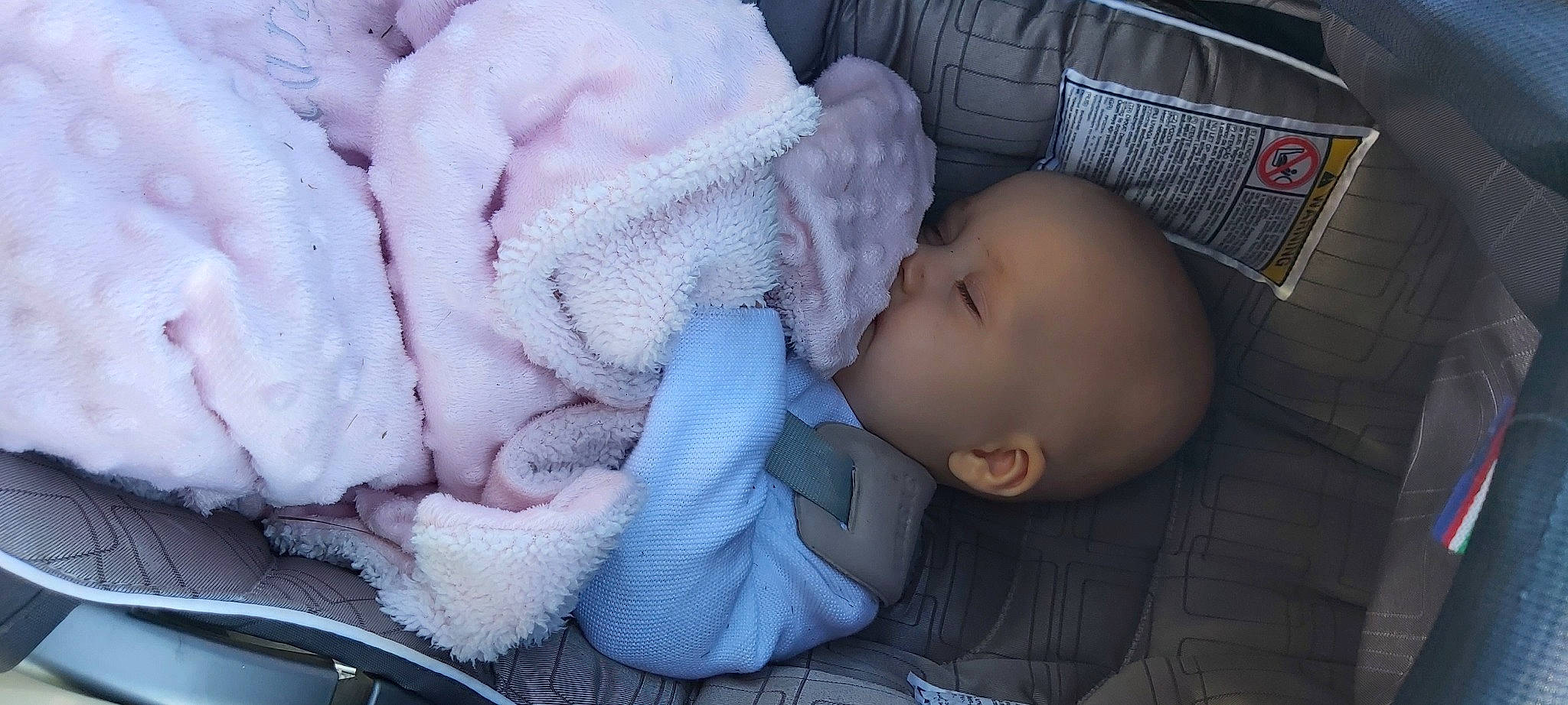 Mary-lou a rejoint le concours — aidez-le/la à gagner de superbes lots ! baby, baby_carriage, baby_in_car_seat, baby_products, baby_sleeping, baby_toddler_clothing, bedtime, car_seat, cheek, child, comfort, eye, fur, mammal, nap, person, product, skin, toddler, vertebrate