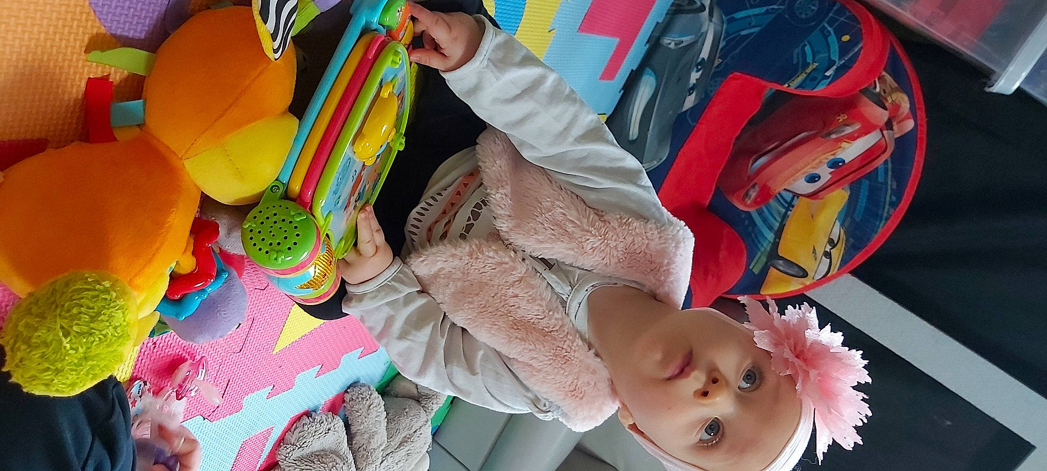 Mary-lou participe au concours pour gagner de l'argent avec cette photo : art, child, event, fun, fur, happy, hat, headgear, headwear, leisure, party_supply, person, pink, plastic, plush, room, stuffed_toy, surprise, textile, toddler