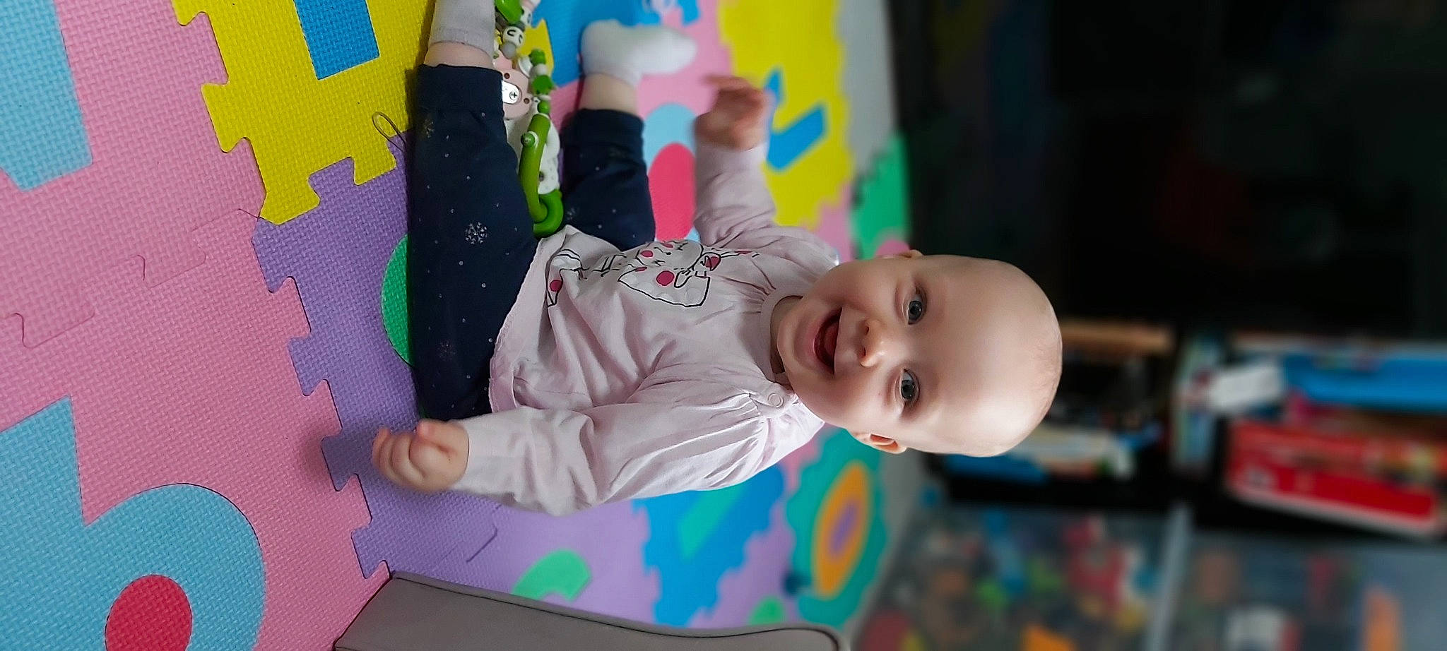 Mary-lou participe au concours pour gagner de l'argent avec cette photo : baby, baby_products, baby_toddler_clothing, baby_toys, cheek, child, fun, happy, joy, leisure, magenta, person, pink, play, room, sitting, smile, sock, textile, toddler