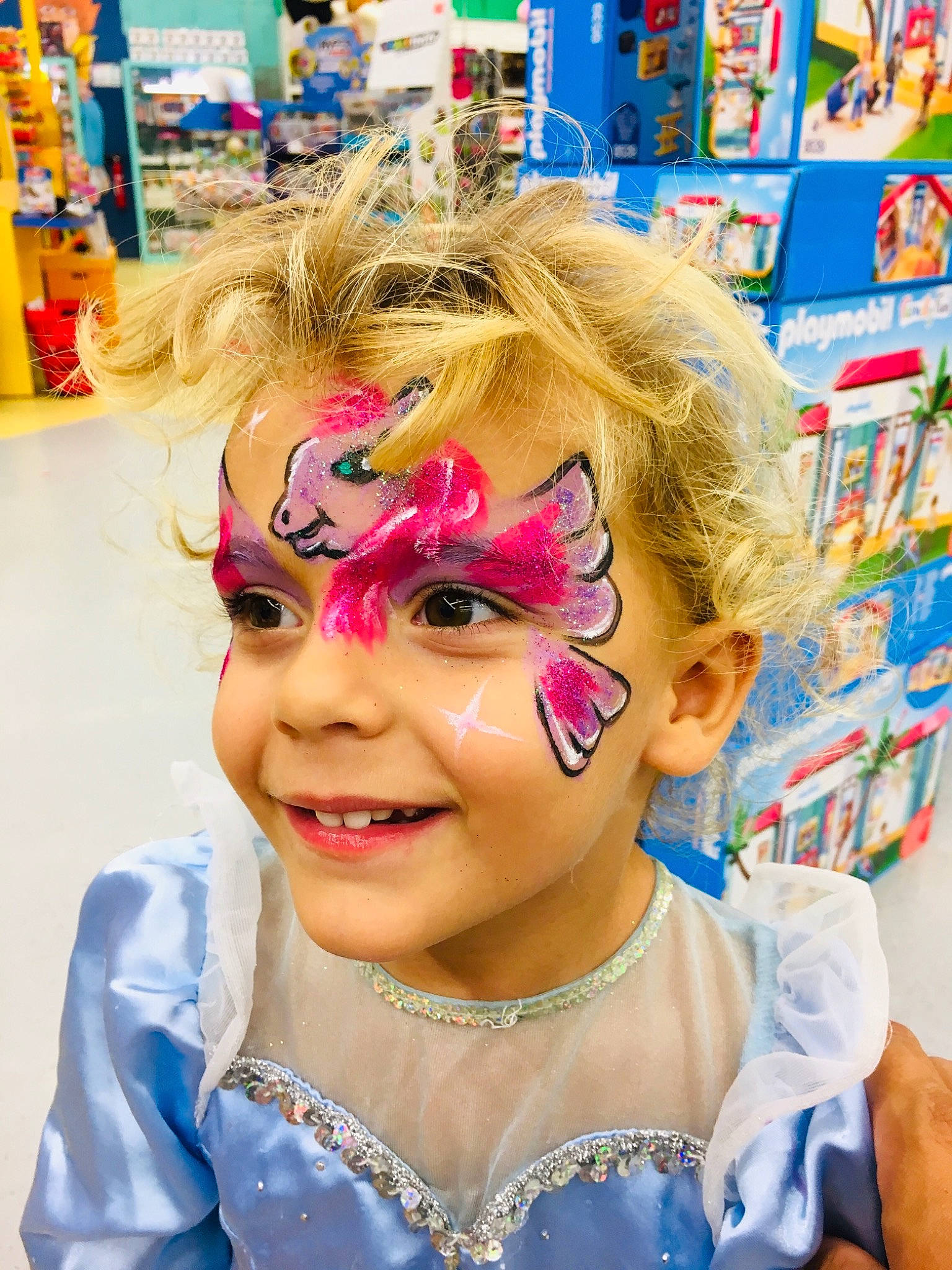 Lizzie participe au concours pour gagner de l'argent avec cette photo : blond, carnival, child, costume, ear, face, facial_expression, fashion_accessory, fun, hair, hair_coloring, hairstyle, happy, head, headwear, joy, person, photography, pink, smile