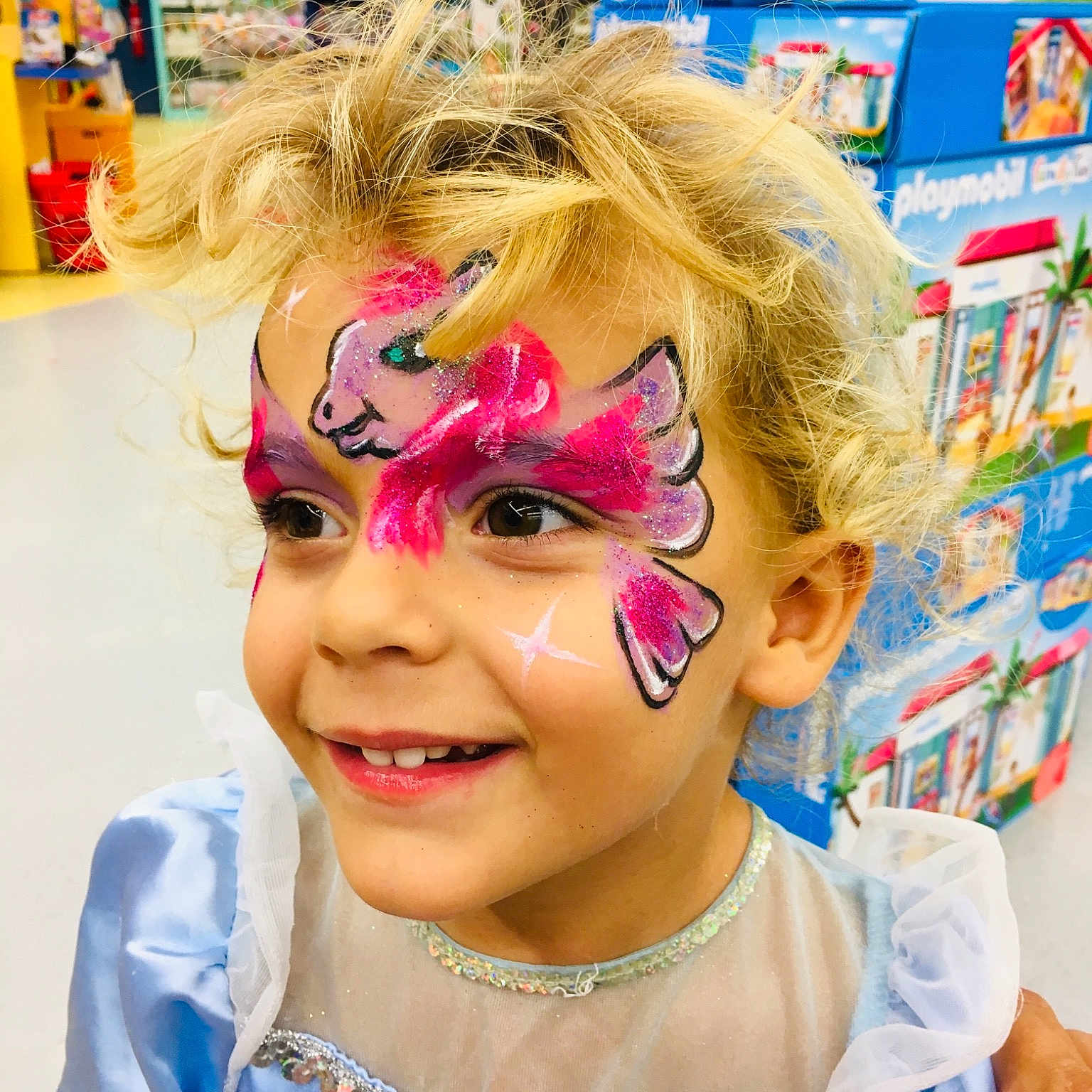 Lizzie participe au concours pour gagner de l'argent avec cette photo : blond, carnival, child, costume, ear, face, facial_expression, fashion_accessory, fun, hair, hair_coloring, hairstyle, happy, head, headwear, joy, person, photography, pink, smile