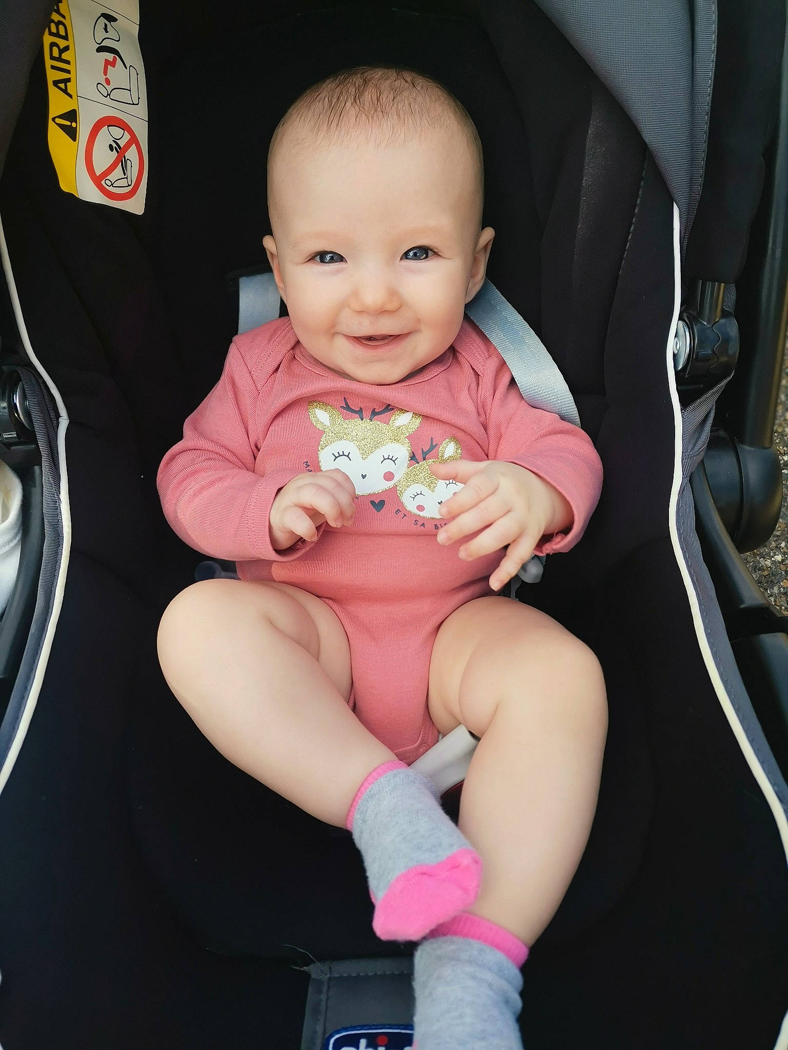 Eva a rejoint le concours — aidez-le/la à gagner de superbes lots ! arm, baby, baby_toddler_clothing, car_seat, chair, cheek, comfort, finger, happy, human_leg, joy, knee, lap, nail, person, pink, seat_belt, skin, smile, thigh