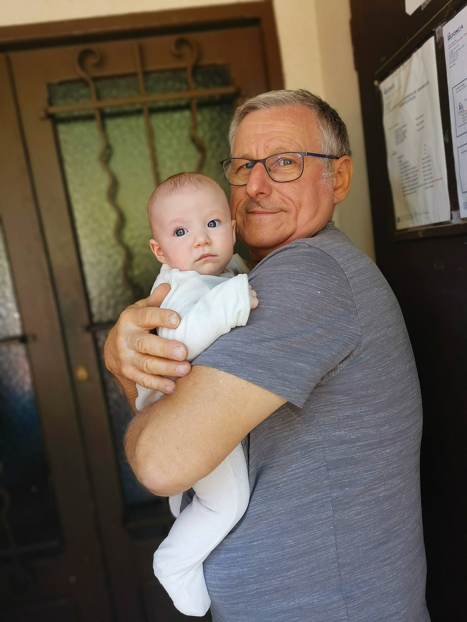 Eva participe au concours pour gagner de l'argent avec cette photo : abdomen, baby, baby_toddler_clothing, cheek, child, comfort, door, elbow, event, eyewear, fun, gesture, happy, hug, person, picture_frame, room, sitting, toddler, trunk