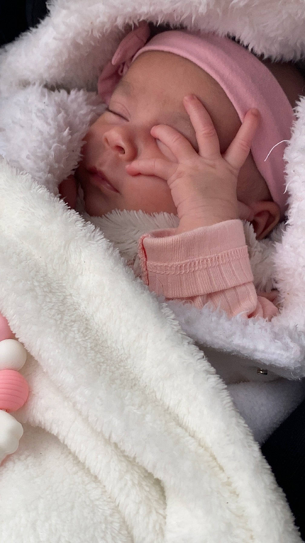 Alya participe au concours pour gagner de l'argent avec cette photo : baby, baby_sleeping, cheek, child, comfort, eye, eyebrow, eyelash, finger, gesture, head, headgear, headwear, linens, lip, nose, person, pink, skin, textile