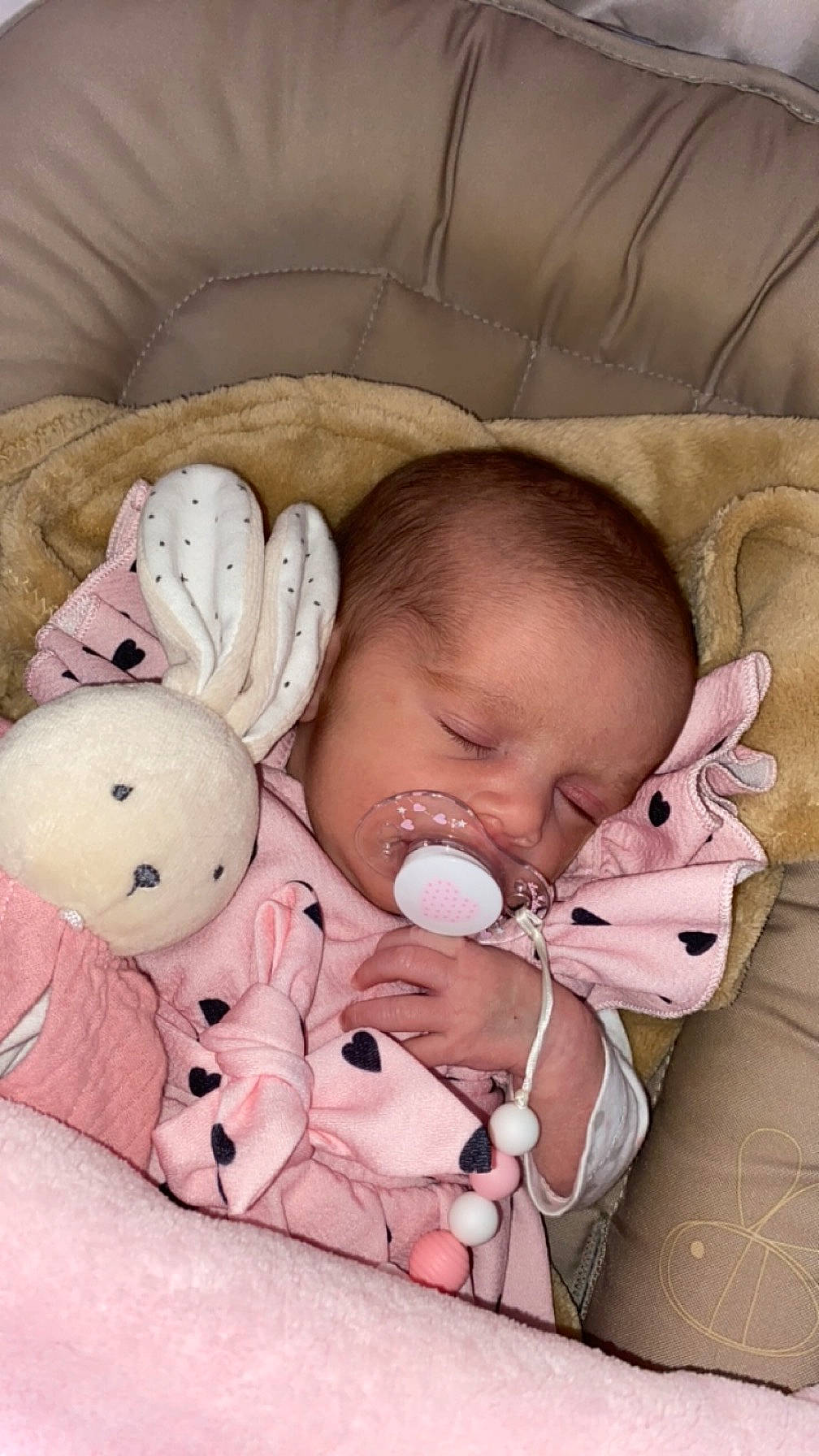 Alya participe au concours pour gagner de l'argent avec cette photo : baby, baby_products, baby_sleeping, baby_toddler_clothing, bedding, bedtime, carmine, cheek, child, comfort, head, infant_bed, linens, person, pink, room, skin, textile, toddler, toy