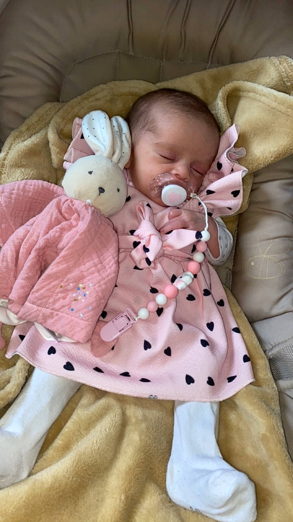 Alya a rejoint le concours — aidez-le/la à gagner de superbes lots ! baby, baby_products, baby_sleeping, baby_toddler_clothing, bedding, cheek, child, comfort, fur, linens, pattern, peach, person, pink, product, room, skin, sleeve, stuffed_toy, toddler