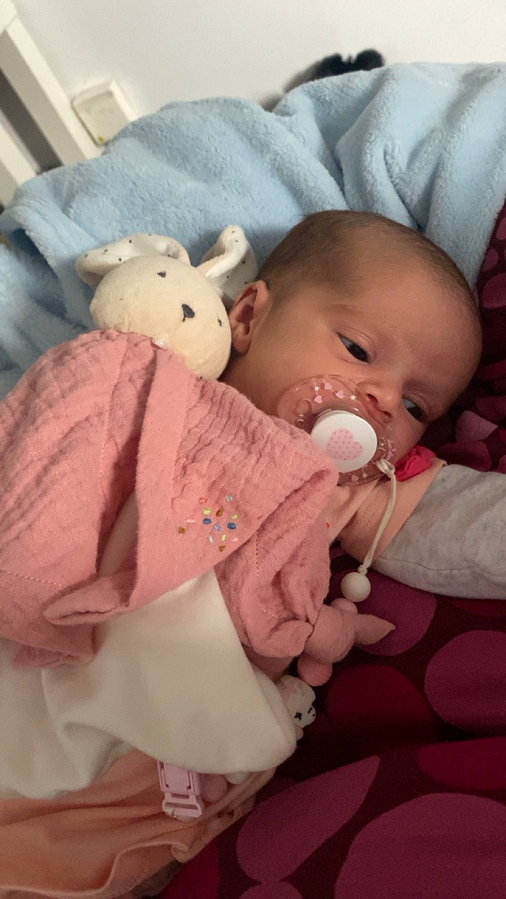 Alya participe au concours pour gagner de l'argent avec cette photo : baby, baby_products, baby_sleeping, baby_toddler_clothing, cheek, comfort, ear, eye, gesture, hand, head, human_body, linens, nose, person, pink, skin, teddy_bear, thumb, toddler
