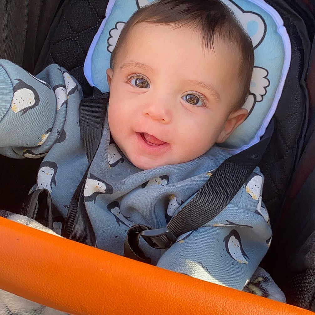 Zayanne a rejoint le concours — aidez-le/la à gagner de superbes lots ! accessories, baby, blanket, bodypart, clothing, coat, face, finger, hand, happy, hat, head, hood, jacket, person, photography, portrait, smile, stroller, sunglasses