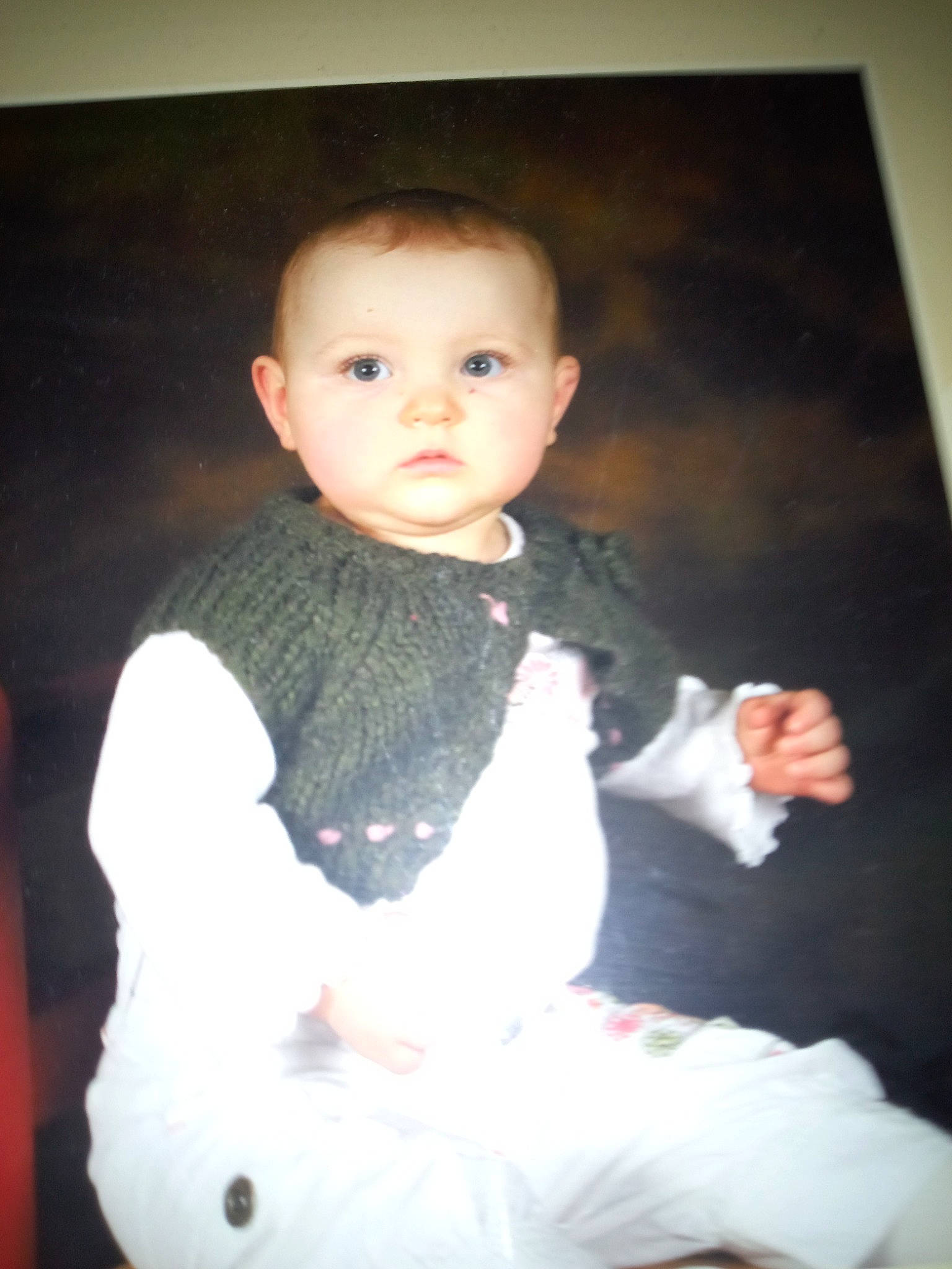 Marina a rejoint le concours — aidez-le/la à gagner de superbes lots ! baby, baby_toddler_clothing, cheek, child, comfort, electronic_device, facial_expression, finger, flash_photography, formal_wear, fun, fur, gadget, iris, person, sitting, skin, sleeve, t_shirt, toddler