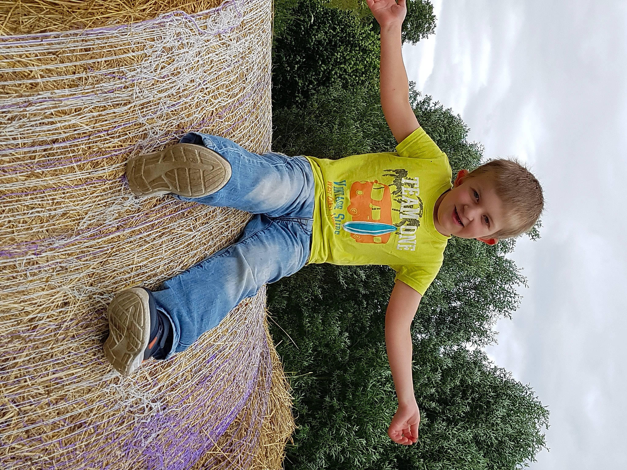 Esteban participe au concours pour gagner de l'argent avec cette photo : child, fun, grass, joy, person, plant, play, toddler, tree