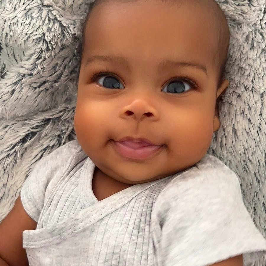 Priscila a rejoint le concours — aidez-le/la à gagner de superbes lots ! baby, blanket, child, closeup, clothing, cozy, cute, expression, eyes, face, happy, indoors, infant, person, portrait, skin, smile, soft, texture, young
