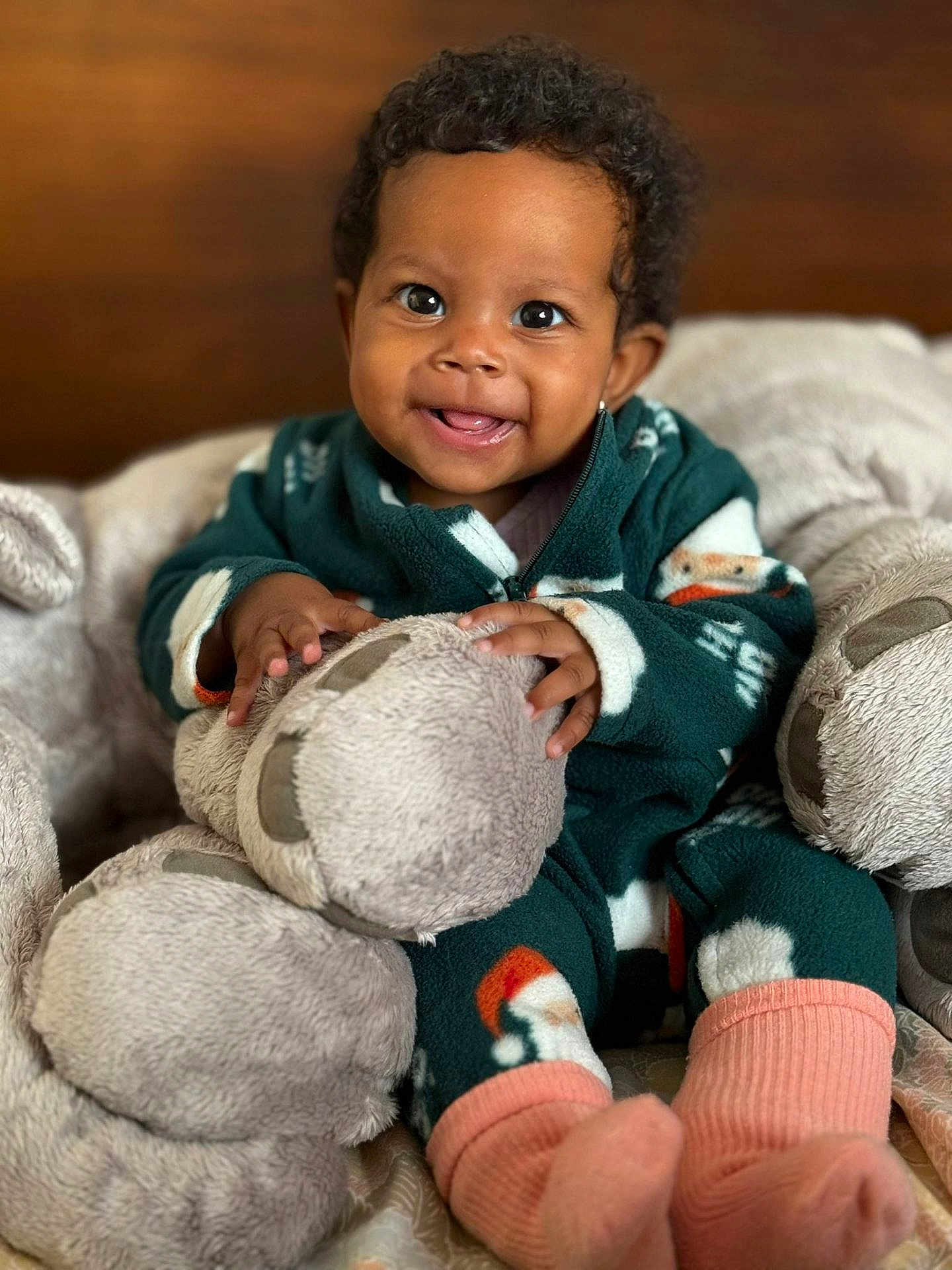Amélia participe au concours pour gagner de l'argent avec cette photo : baby, child, smiling, plush_toy, teddy_bear, blanket, cozy, pajamas, indoors, cute, happy, portrait, sitting, soft_toy, warm, infant, person, childhood, fuzzy, comfort