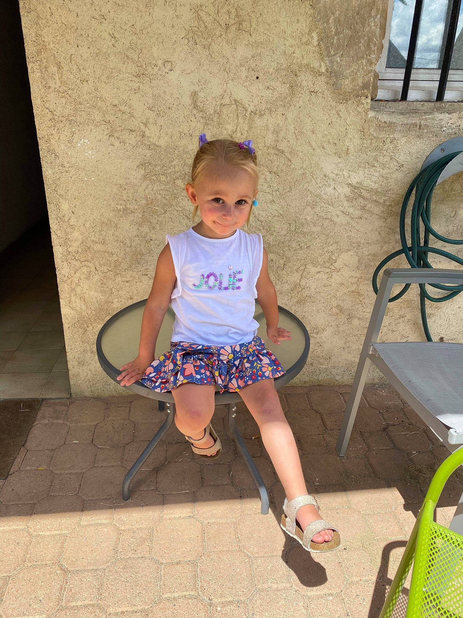 Elena a rejoint le concours — aidez-le/la à gagner de superbes lots ! baby_toddler_clothing, child, electric_blue, eyewear, flip_flops, foot, fun, happy, human_leg, joy, knee, leg, leisure, mammal, person, recreation, sandal, summer, t_shirt, thigh