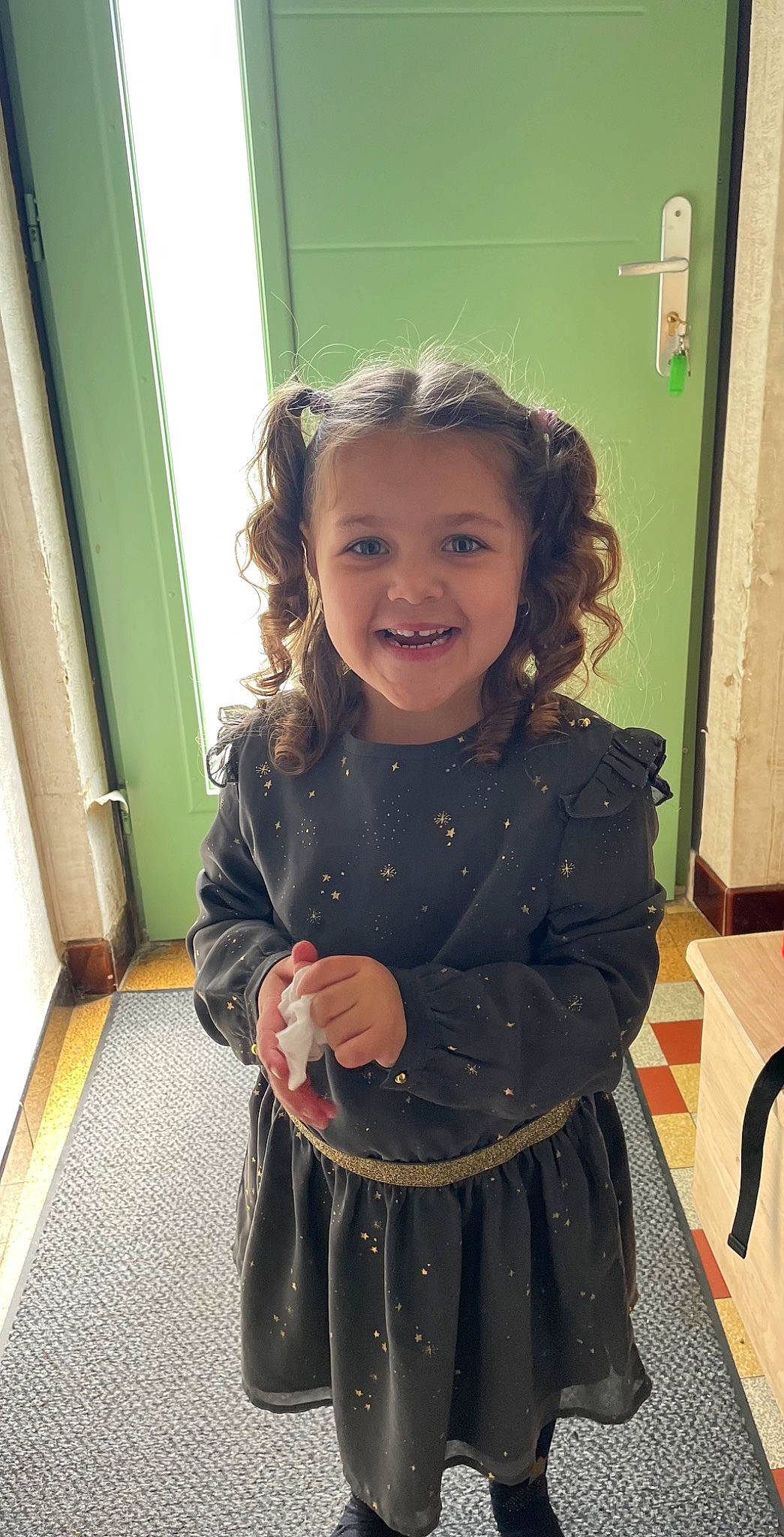 Lyloo a rejoint le concours — aidez-le/la à gagner de superbes lots ! baby_toddler_clothing, blond, cheek, child, day_dress, design, embellishment, flooring, formal_wear, fun, happy, iris, joy, pattern, person, shoulder, sleeve, smile, standing, toddler