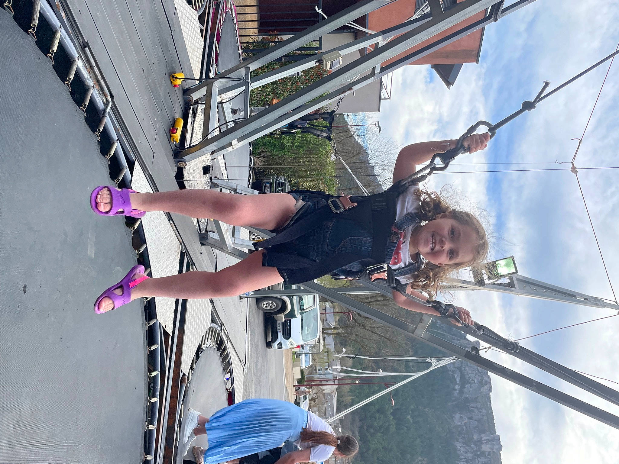 Lyloo participe au concours pour gagner de l'argent avec cette photo : adventure, boat, elbow, electric_blue, electrical_supply, entertainment, event, fun, joy, leisure, line, mast, music, performing_arts, person, recreation, rope, sky, smile, thigh