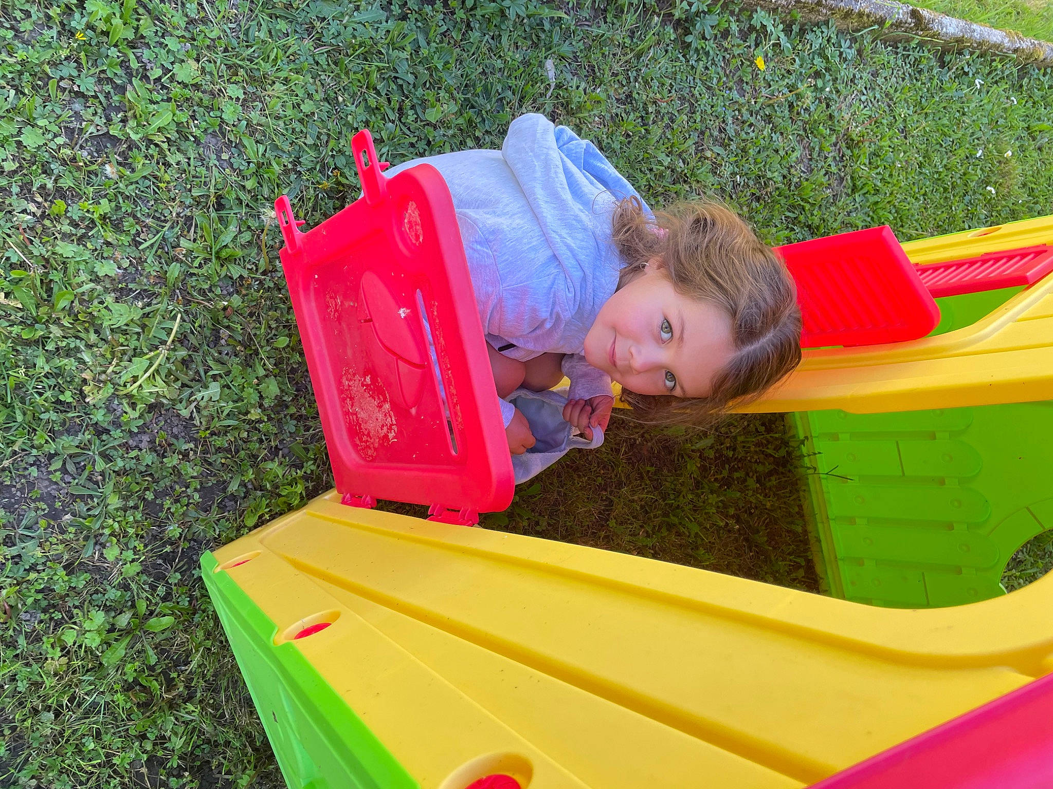 Lyloo a rejoint le concours — aidez-le/la à gagner de superbes lots ! baby_toddler_clothing, child, chute, fun, grass, joy, lawn, leisure, magenta, motor_vehicle, outdoor_play_equipment, people_in_nature, person, play, recreation, red, t_shirt, toddler, vacation, vehicle