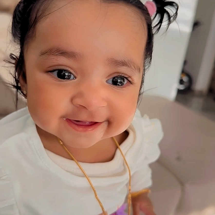 Milana a rejoint le concours — aidez-le/la à gagner de superbes lots ! toddler, child, smiling, indoor, pigtails, pink, purple, white_top, pants, jewelry, necklace, happy, cute, portrait, person, furniture, couch, hair_ties, baby, young_child