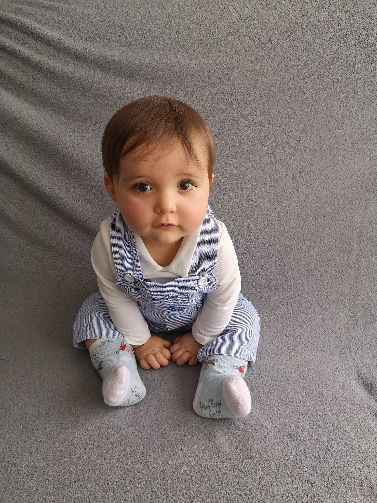 Armand participe au concours pour gagner de l'argent avec cette photo : baby, baby_crawling, baby_toddler_clothing, cheek, child, comfort, crawling, flash_photography, flooring, grass, grey, hardwood, person, portrait_photography, sitting, sleeve, toddler, wood