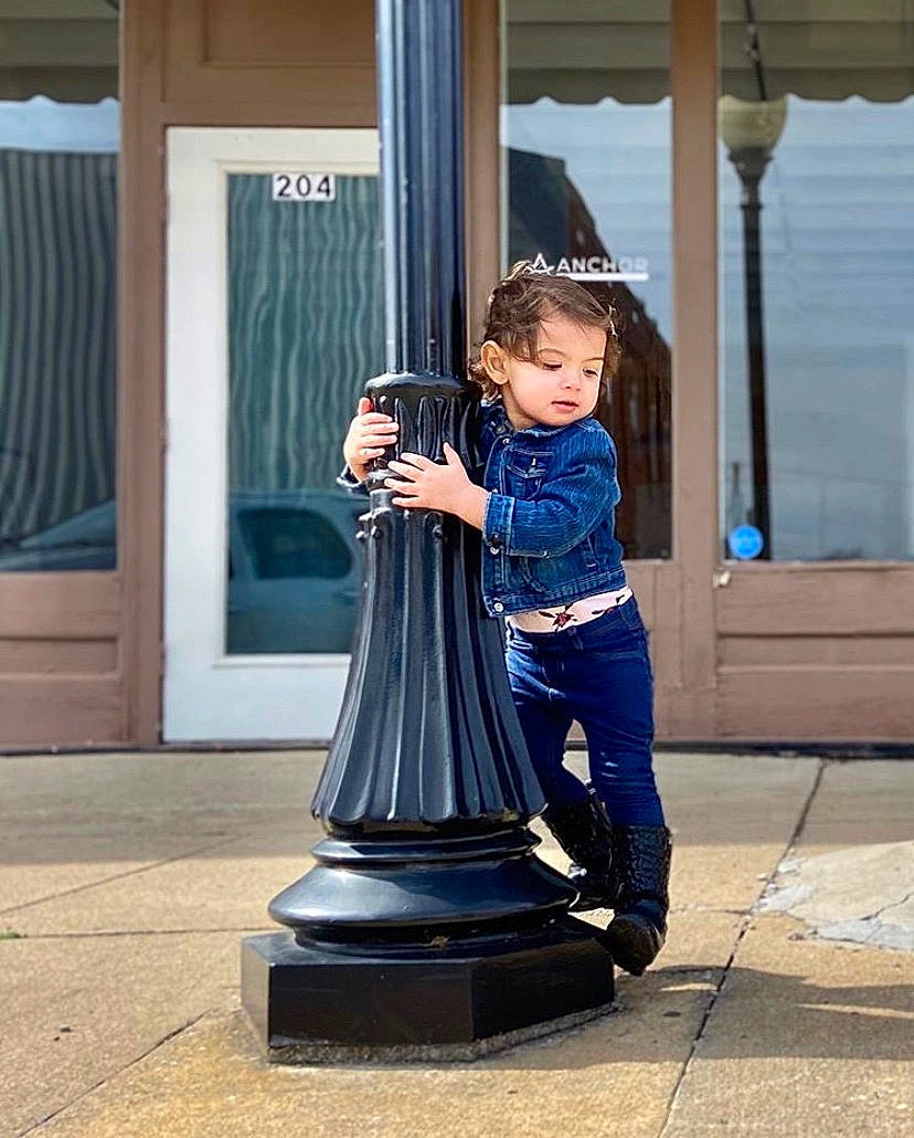 Fraya is registered to the contest to win money with this photo: child, outerwear, person, photography, smile, snapshot, standing, statue, vacation