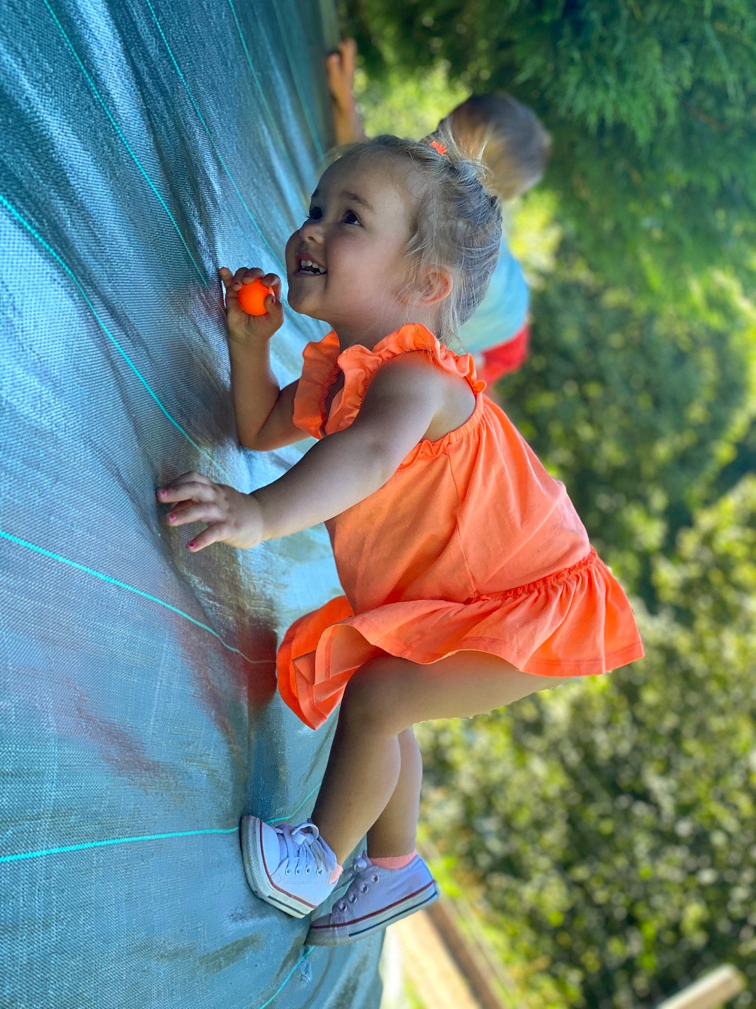 Clara a rejoint le concours — aidez-le/la à gagner de superbes lots ! child, fun, joy, person, play, toddler, tree, vacation