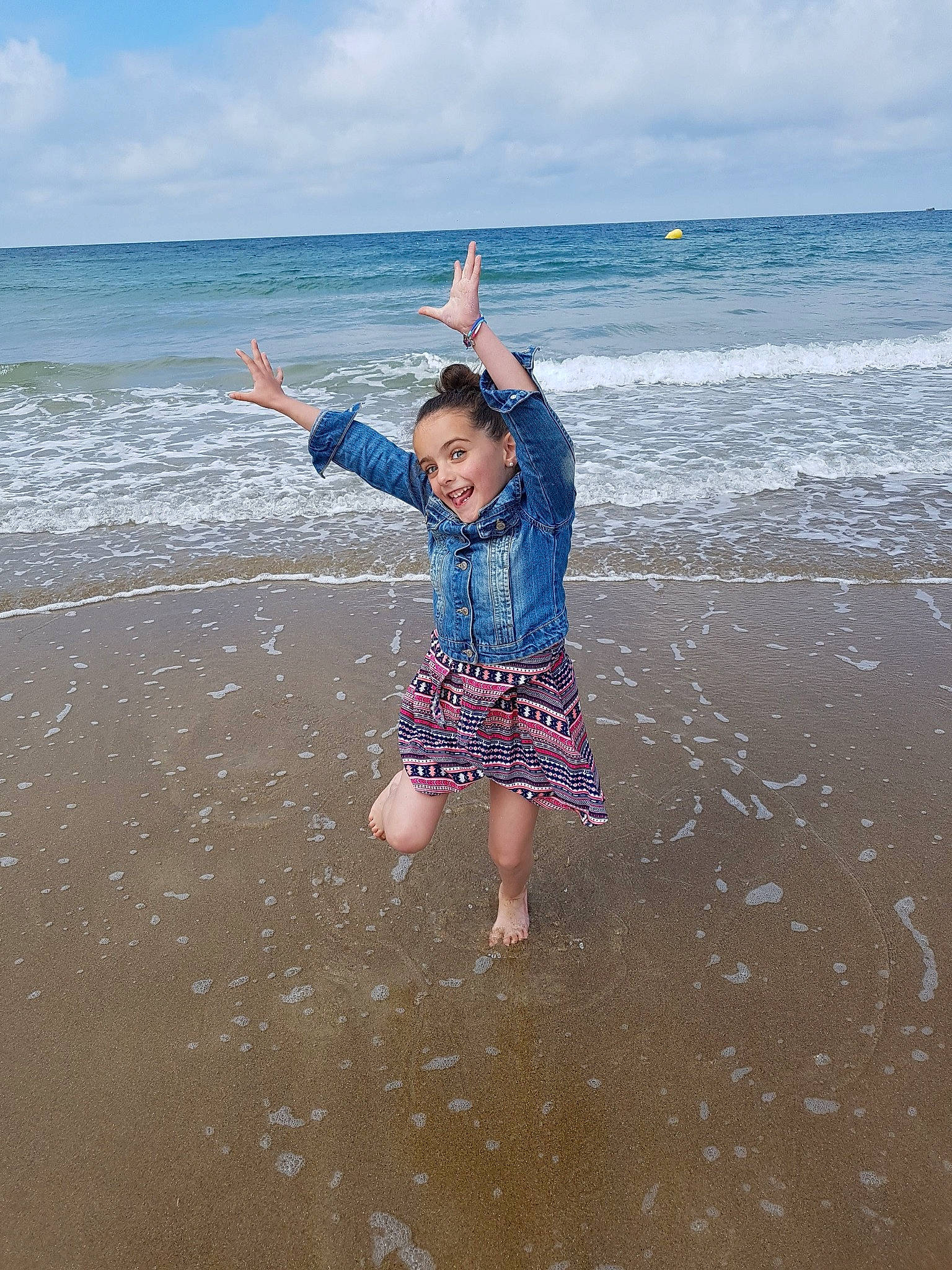 Lilou participe au concours pour gagner de l'argent avec cette photo : barefoot, beach, cloud, coast, coastal_and_oceanic_landforms, fun, happy, joy, ocean, person, photography, play, sand, sea, shore, sky, summer, tide, vacation, water