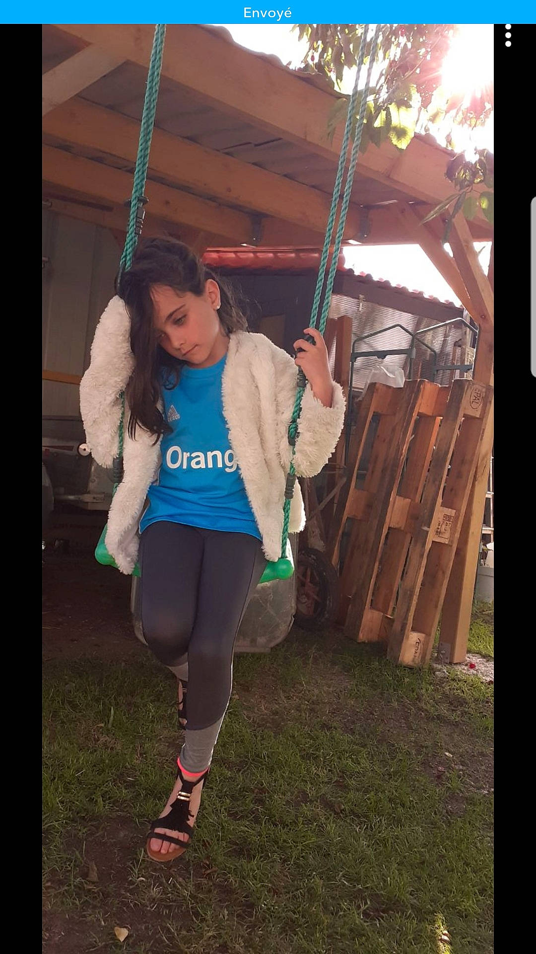 Lilou participe au concours pour gagner de l'argent avec cette photo : outdoor_play_equipment, person, smile, swing, trousers