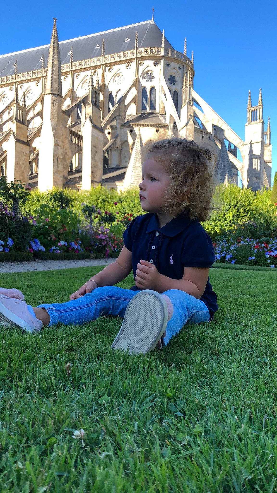 Sanaa a rejoint le concours — aidez-le/la à gagner de superbes lots ! architecture, child, fun, garden, grass, lawn, leaf, leg, leisure, person, photography, plant, sitting, sky, spring, summer, toddler, tourism, tree, vacation