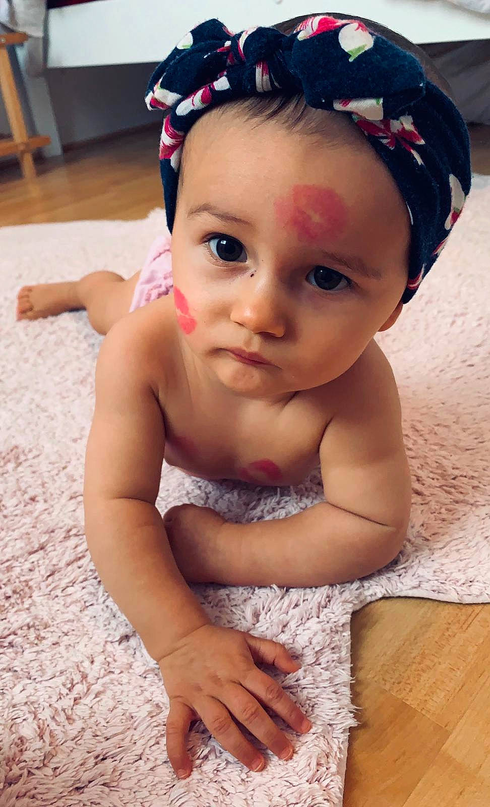 Sanaa participe au concours pour gagner de l'argent avec cette photo : baby, beauty, cheek, child, eye, eyebrow, face, fashion_accessory, forehead, hair_accessory, head, headband, headgear, headpiece, lip, person, photography, pink, skin, smile