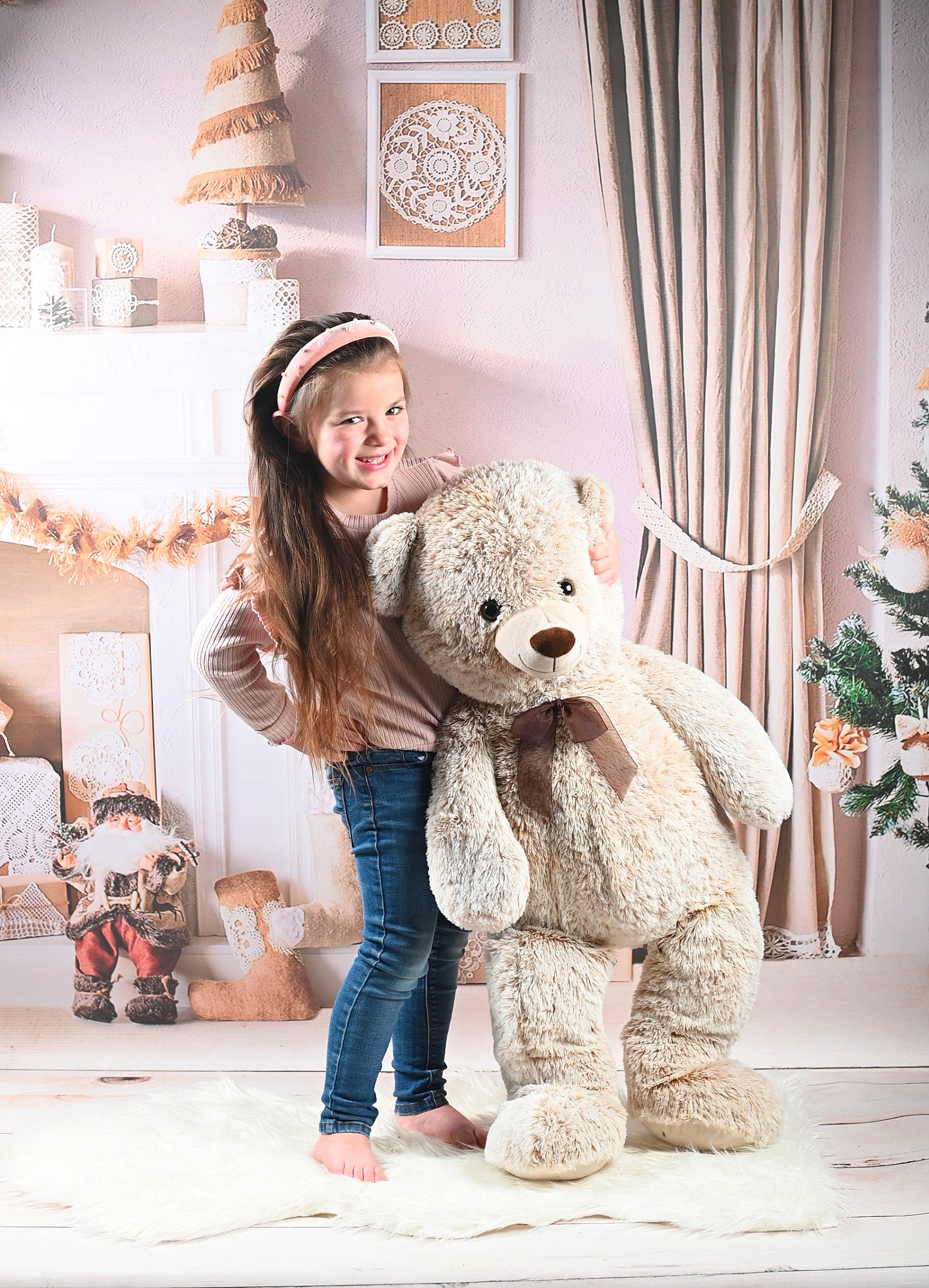 Zoyla a rejoint le concours — aidez-le/la à gagner de superbes lots ! child, companion_dog, curtain, event, fashion_design, fawn, fun, fur, fur_clothing, happy, human_body, joy, ornament, person, sitting, smile, standing, teddy_bear, textile, toy