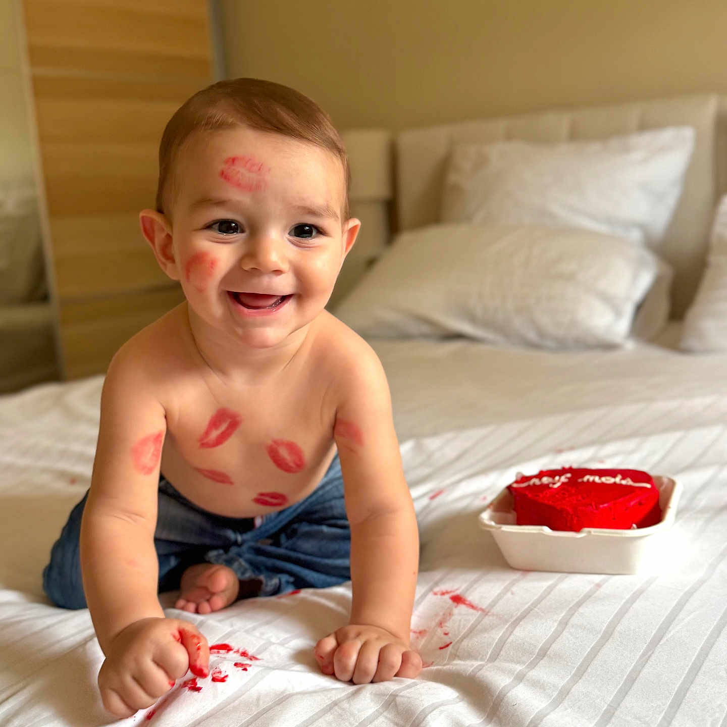 Sidrin participe au concours pour gagner de l'argent avec cette photo : baby, bed, celebration, child, crawling, cute, face, handprints, happy, indoor, jeans, lipstick_marks, love, messy, playful, red_cake, red_smudges, shirtless, smiling, white_sheets