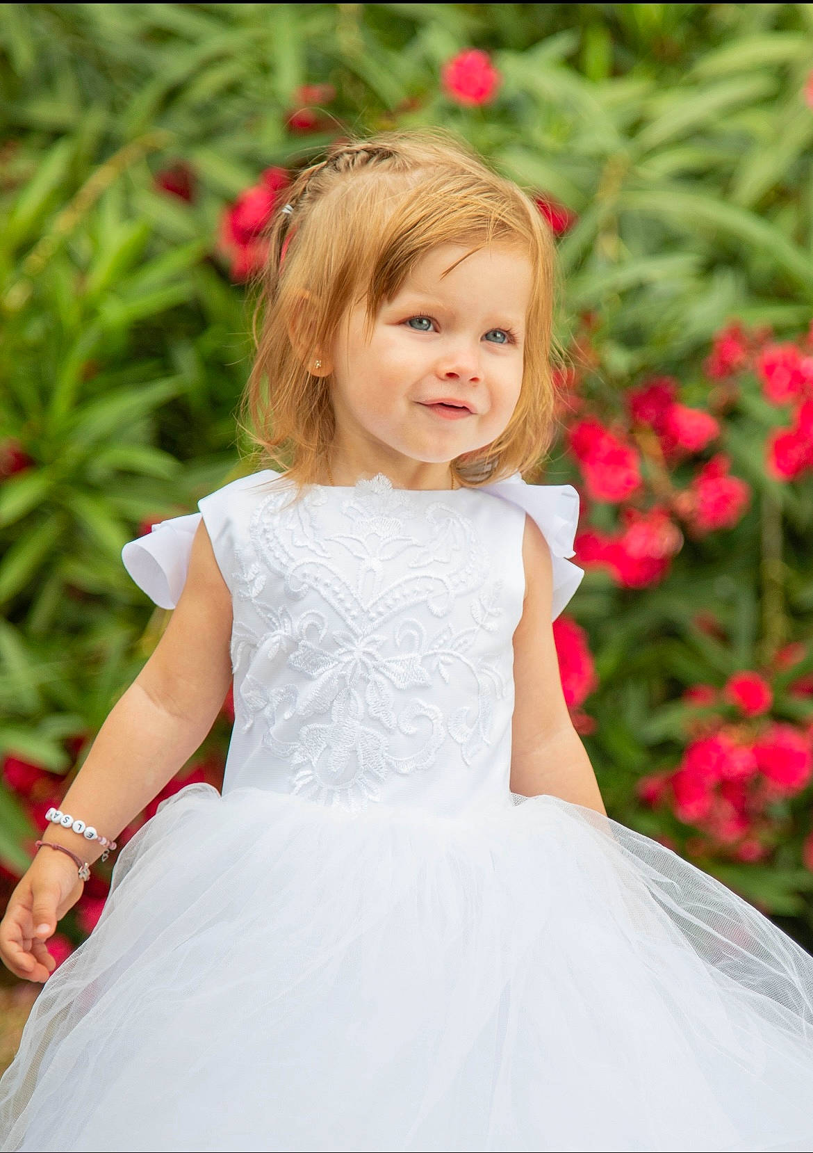 Elsa a rejoint le concours — aidez-le/la à gagner de superbes lots ! bridal_party_dress, dress, face, facial_expression, flash_photography, flower, hair, hand, happy, joy, one_piece_garment, people_in_nature, person, petal, pink, plant, skin, sleeve, smile, standing
